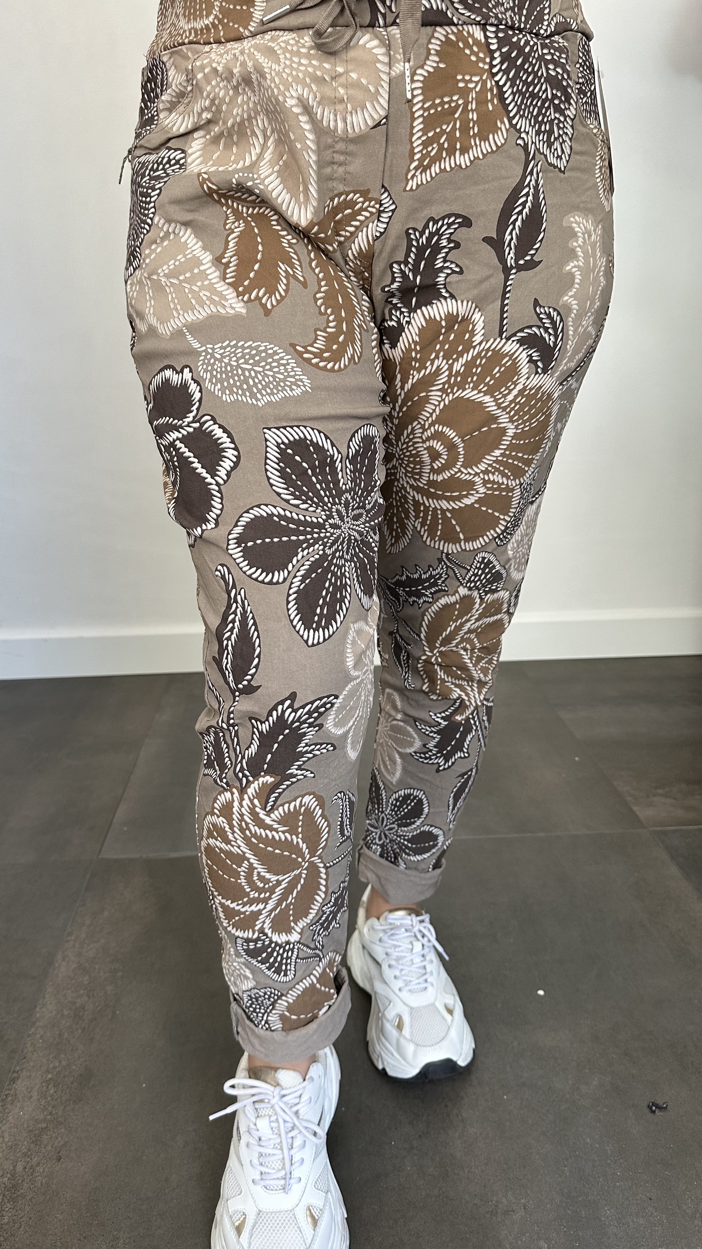 Joggjeans Feline gebloemd taupe