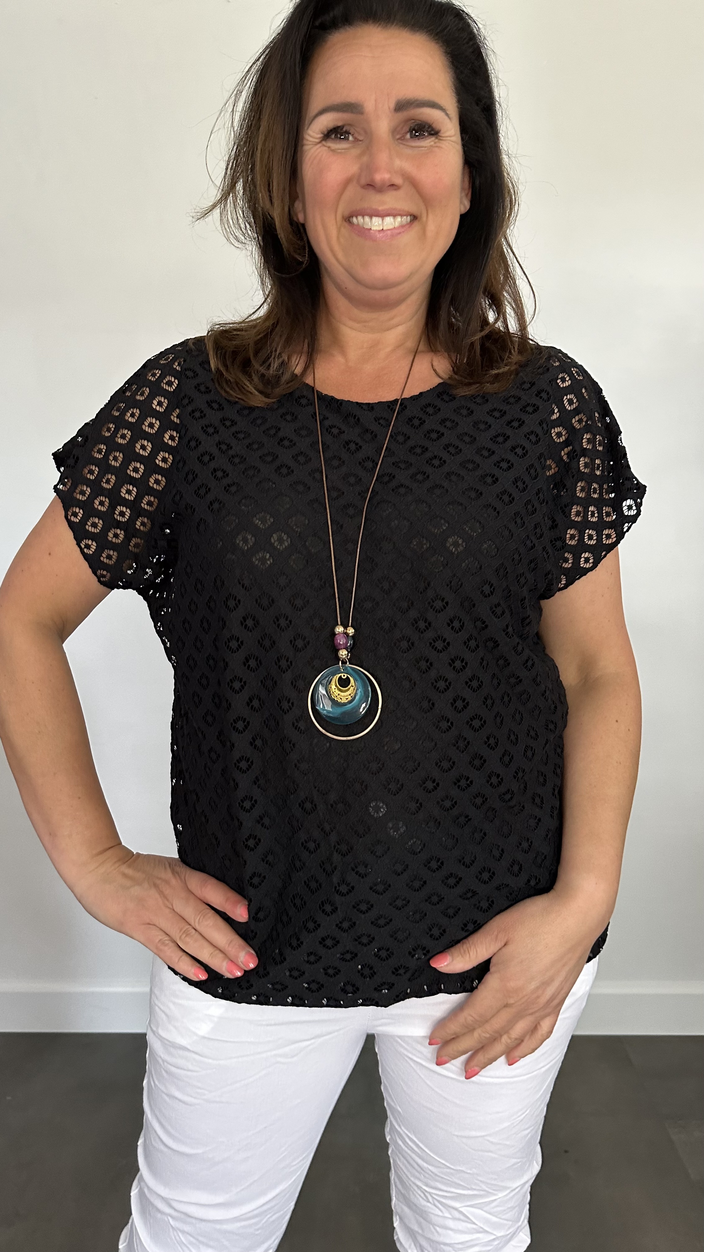 Shirt Joann met ketting zwart