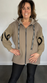 Vest met gebreide mouwen en capuchon "love" taupe