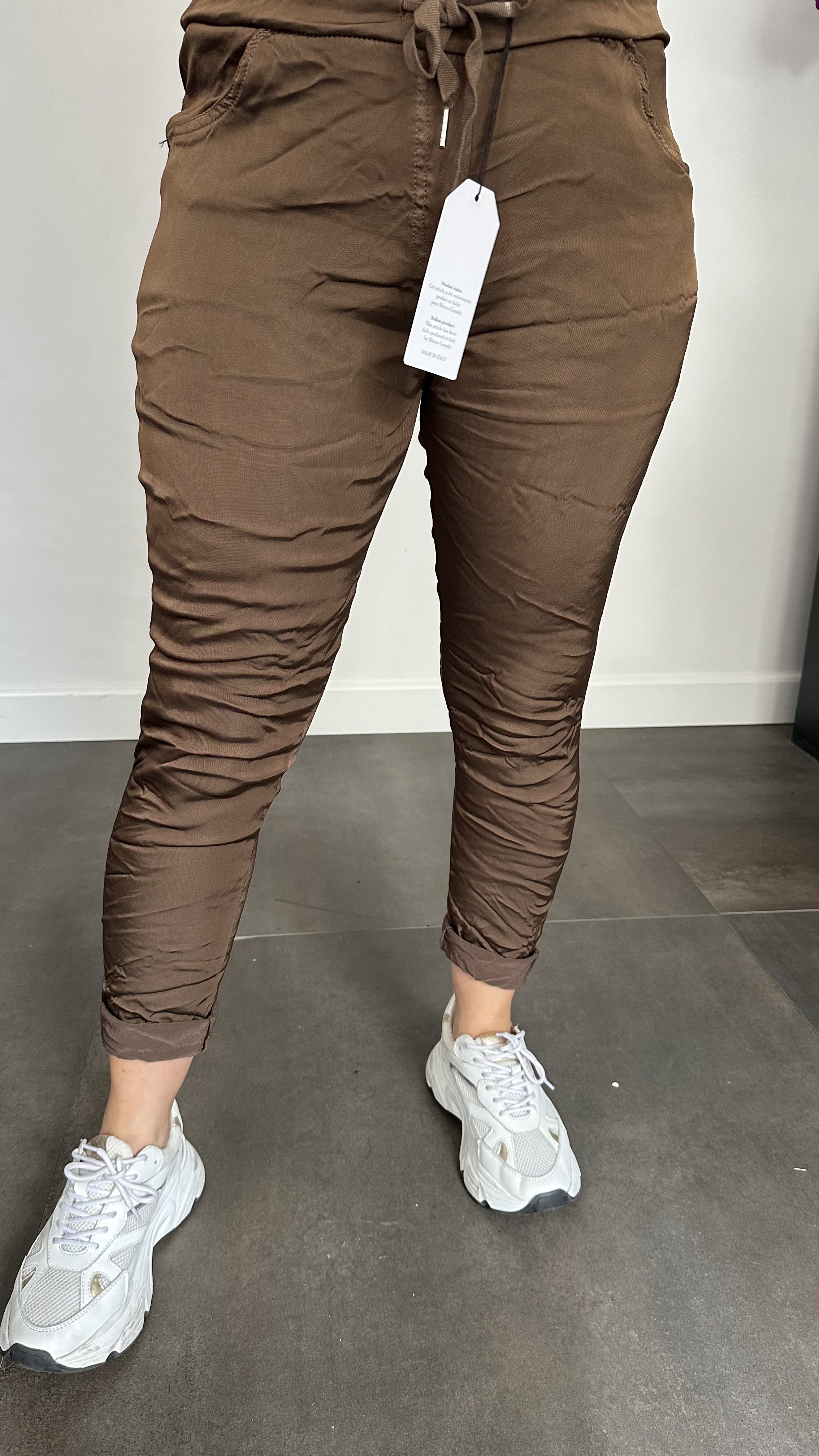 Joggjeans met glans donker bruin