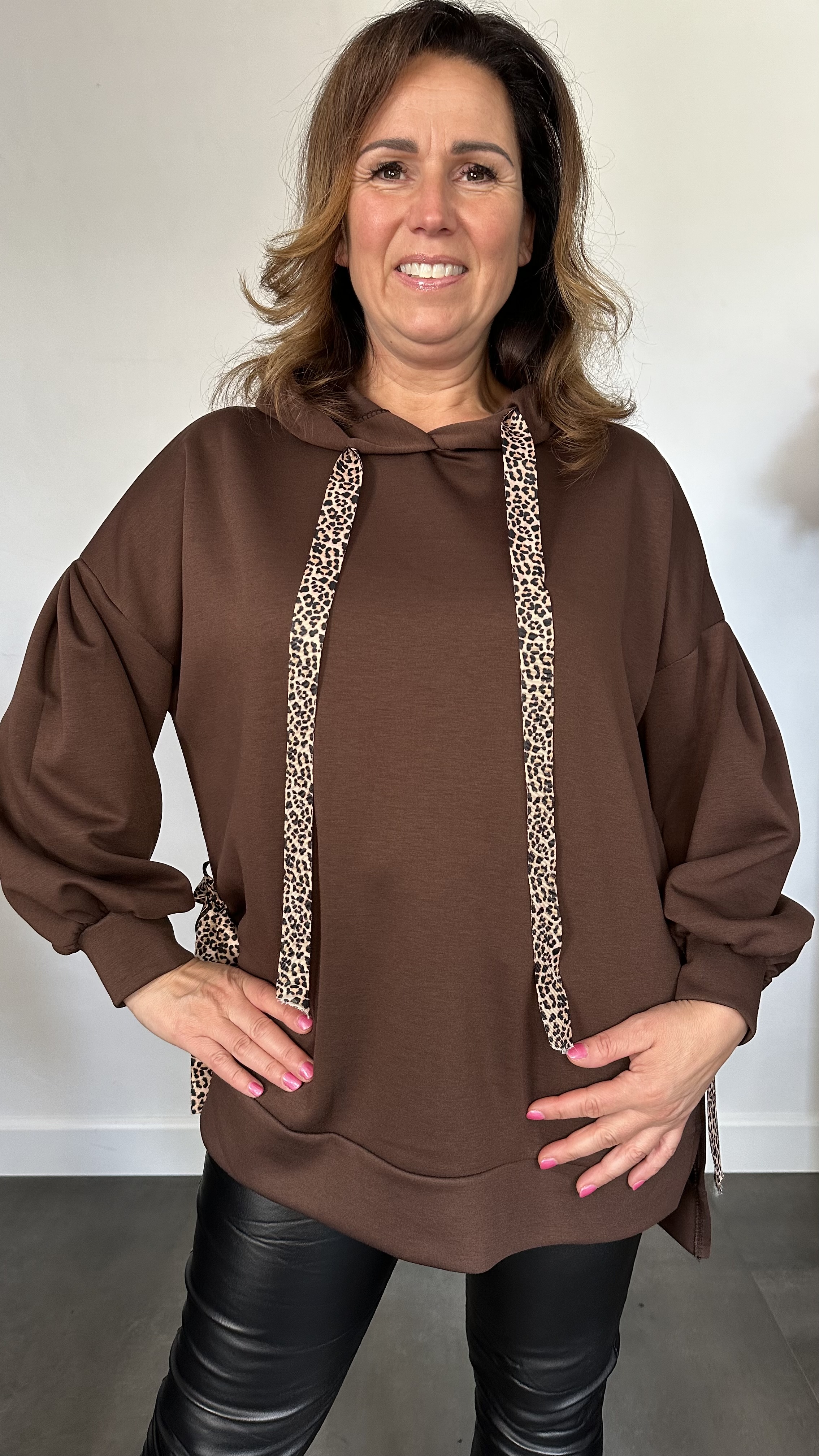 Sweater met capuchon en panter strikken bruin