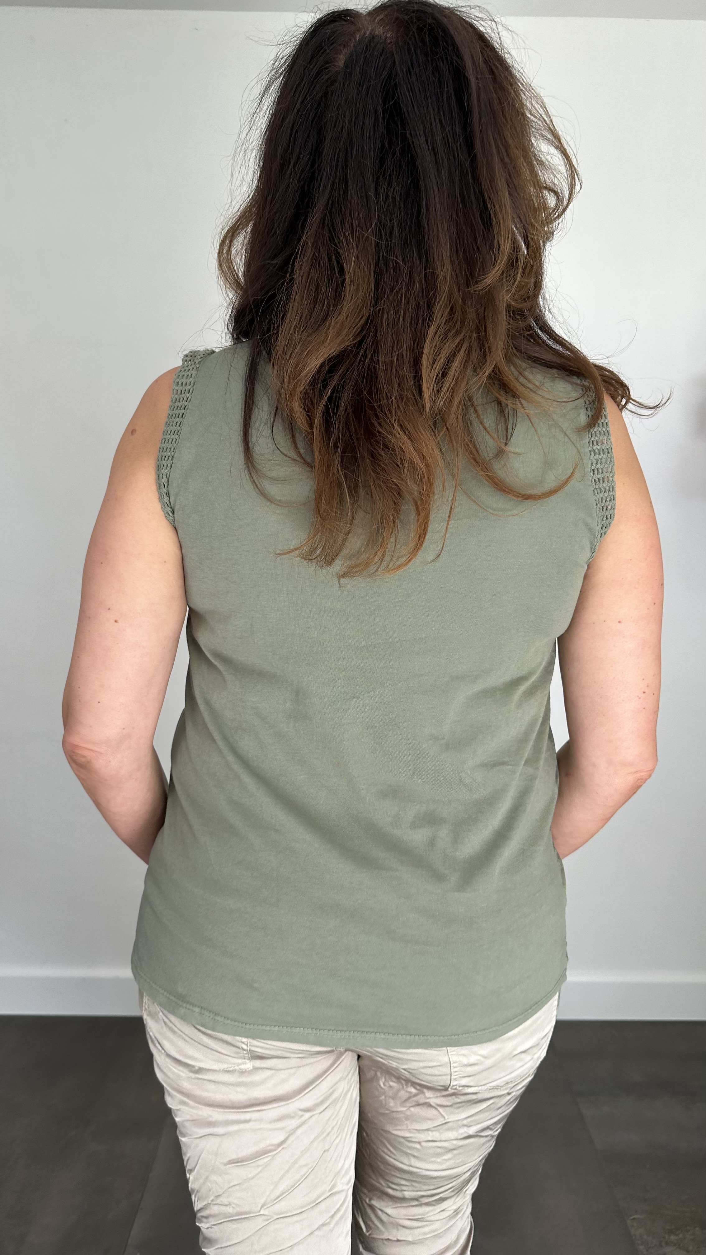 Mouwloze top broderie army