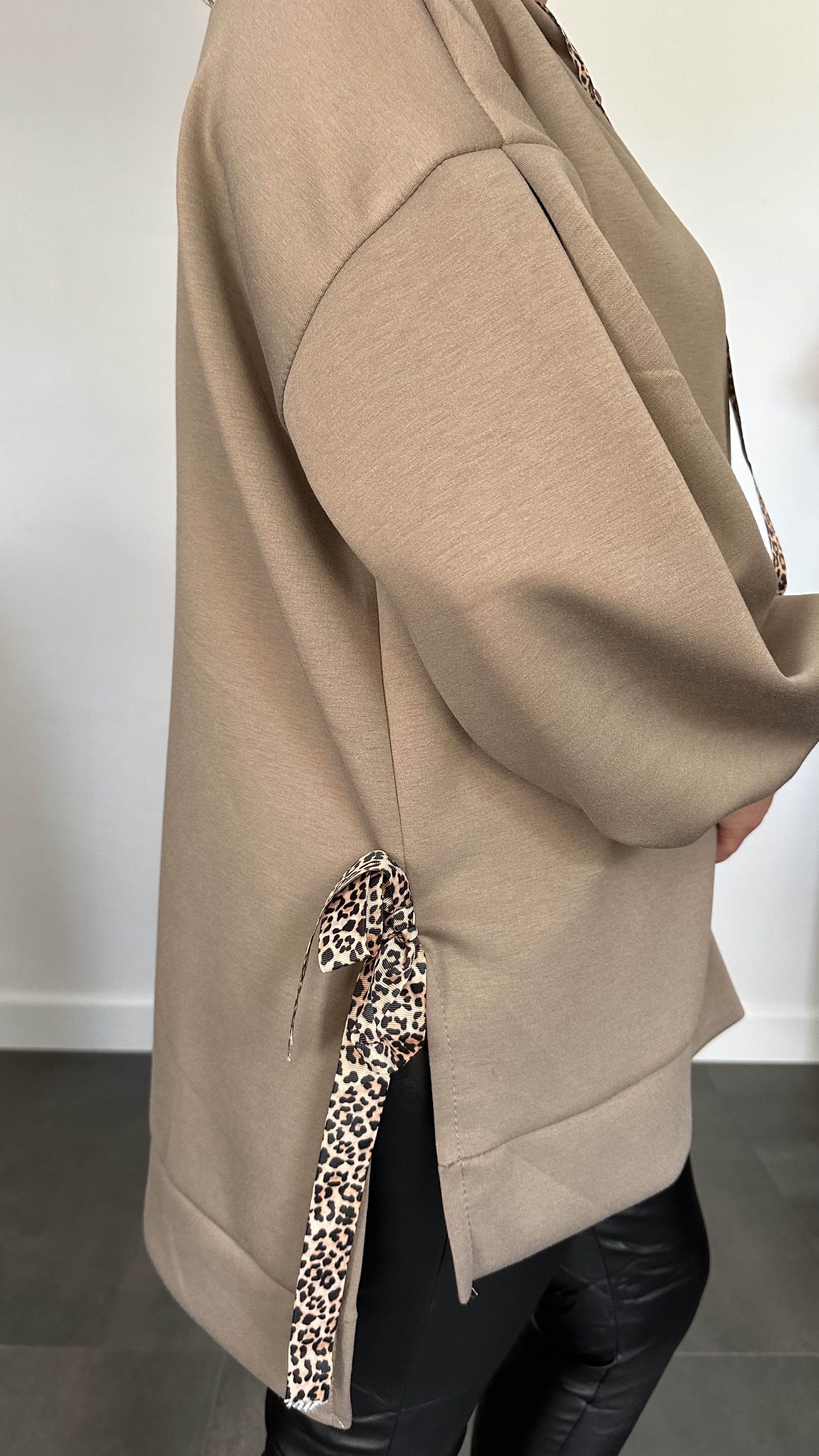 Sweater met capuchon en panter strikken taupe