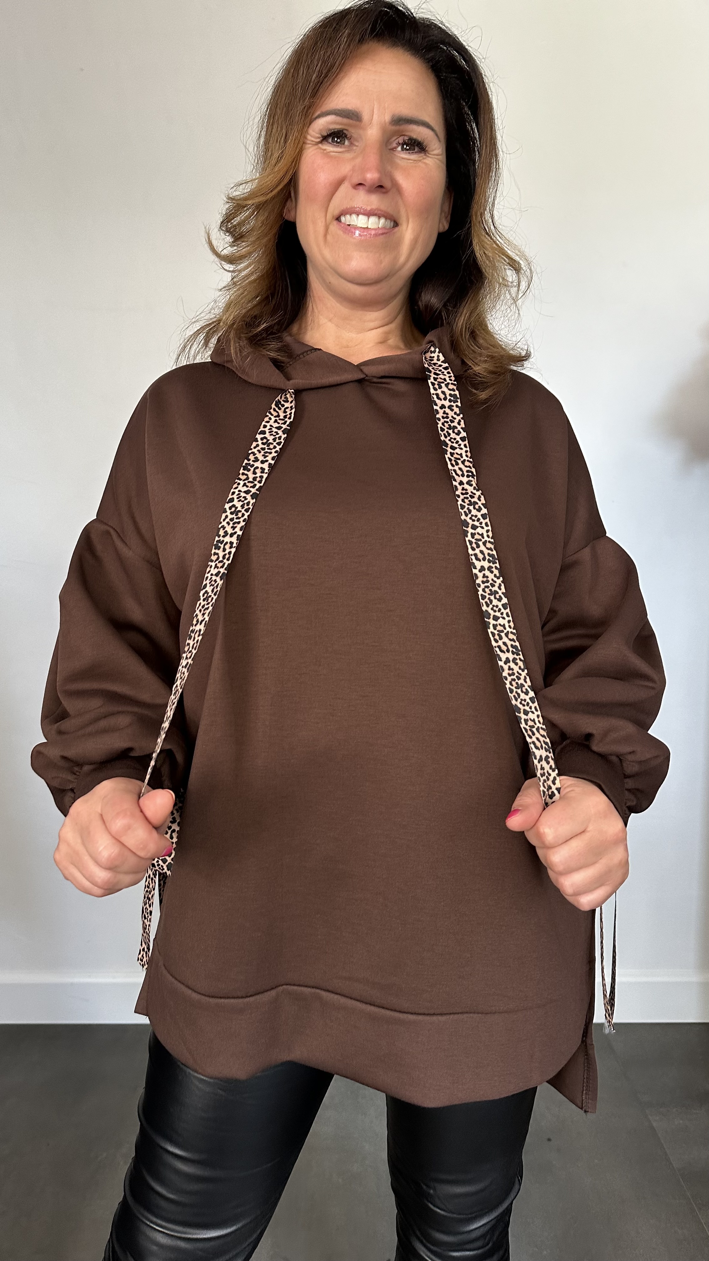 Sweater met capuchon en panter strikken bruin