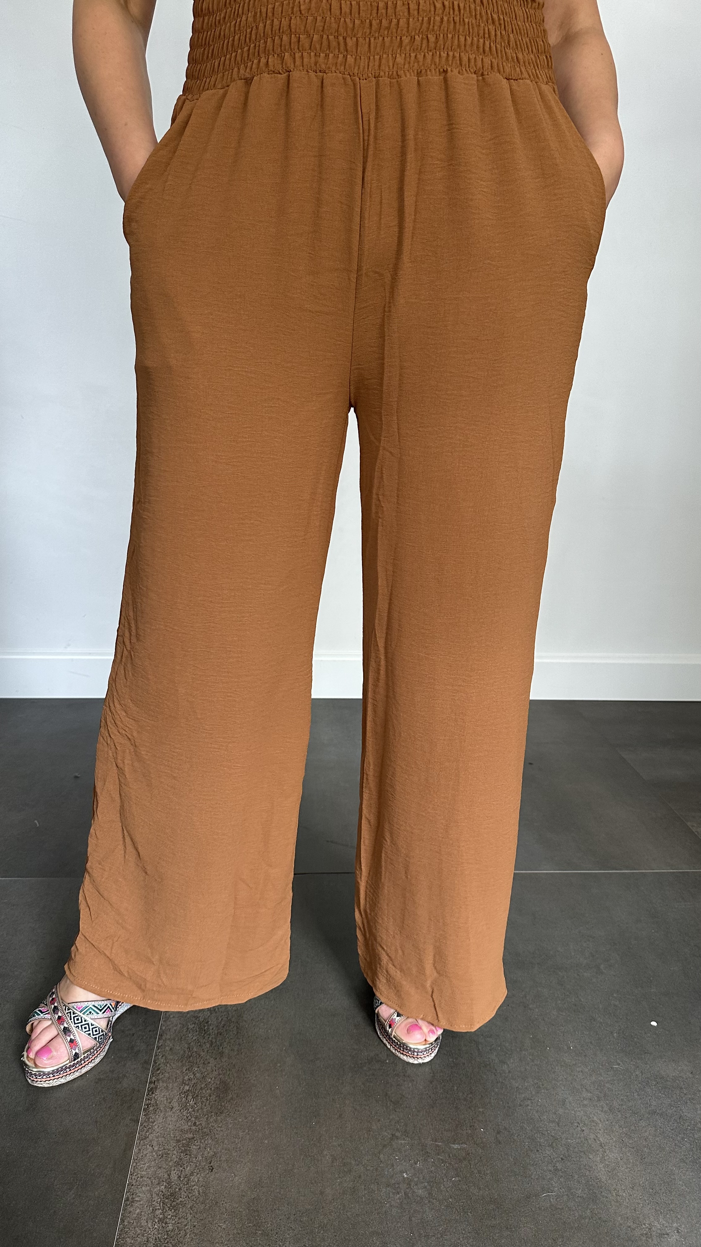 Crepe broek met gesmokte tailleband cognac