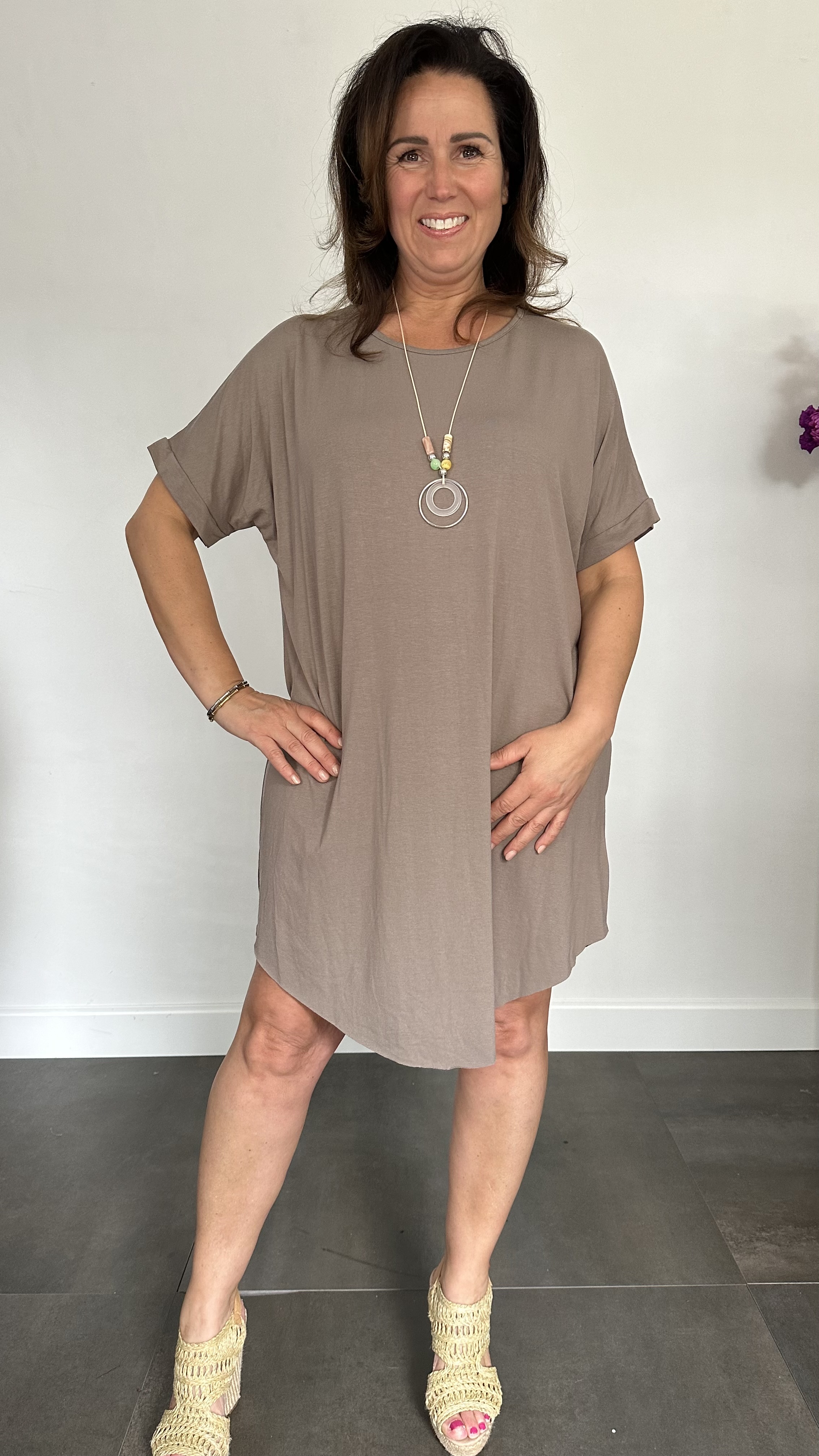 T-shirtjurk met ketting taupe