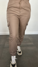 Lederlook CARGO joggjeans met elastiek taupe SALE/ACTIE