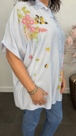 Blouse met geborduurde bloemen +SIZE IJsblauw