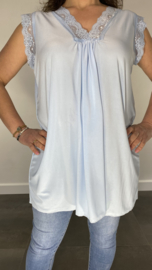 Lange mouwloze top met kant travel licht blauw