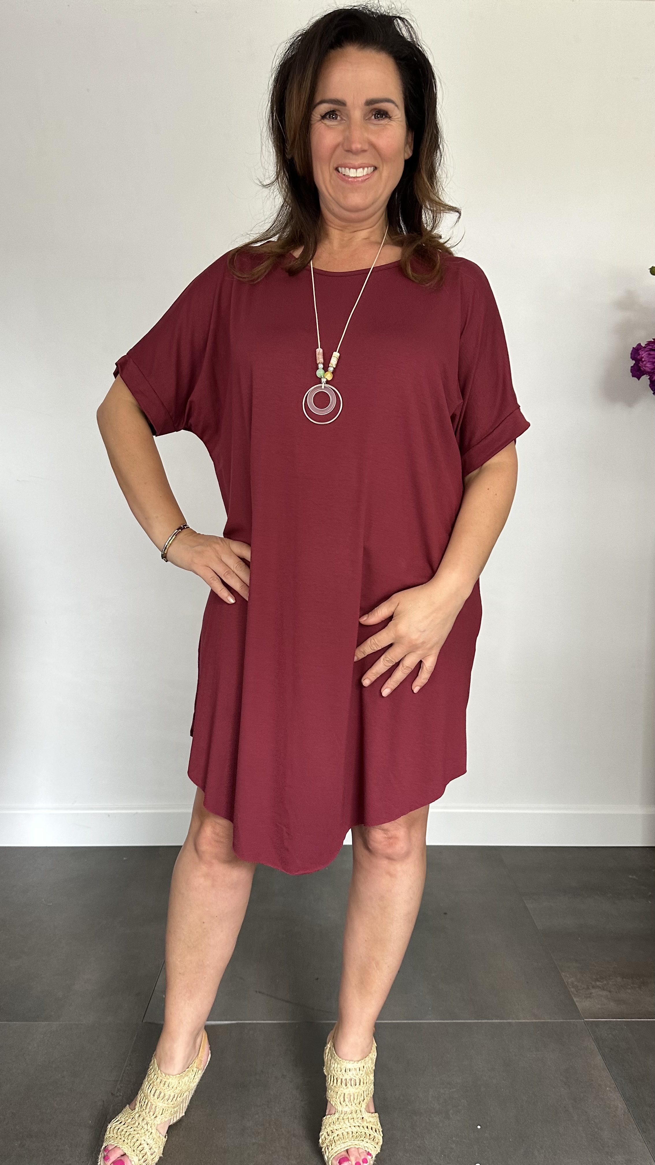 T-shirtjurk met ketting wijnrood
