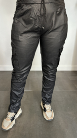 Cargo joggjeans leatherlook coating zwart