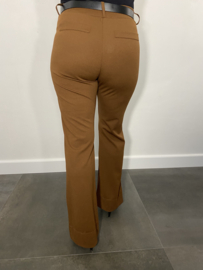 Flared pantalon met wijde pijp en riem cognac
