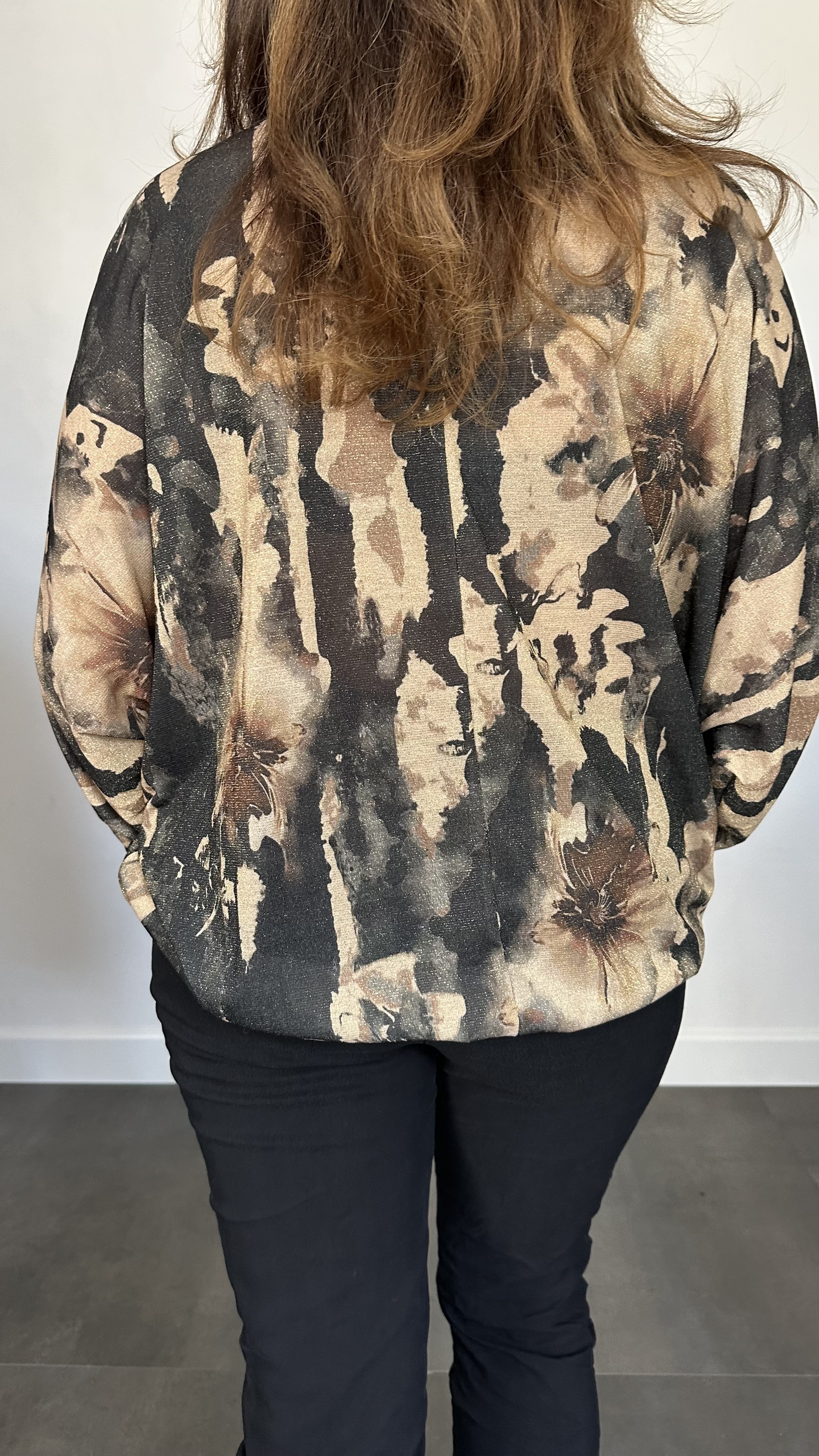 Top met elastiek marble flower zwart/bruin
