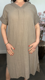 Linnenlook jurk met gehaakt kant Taupe