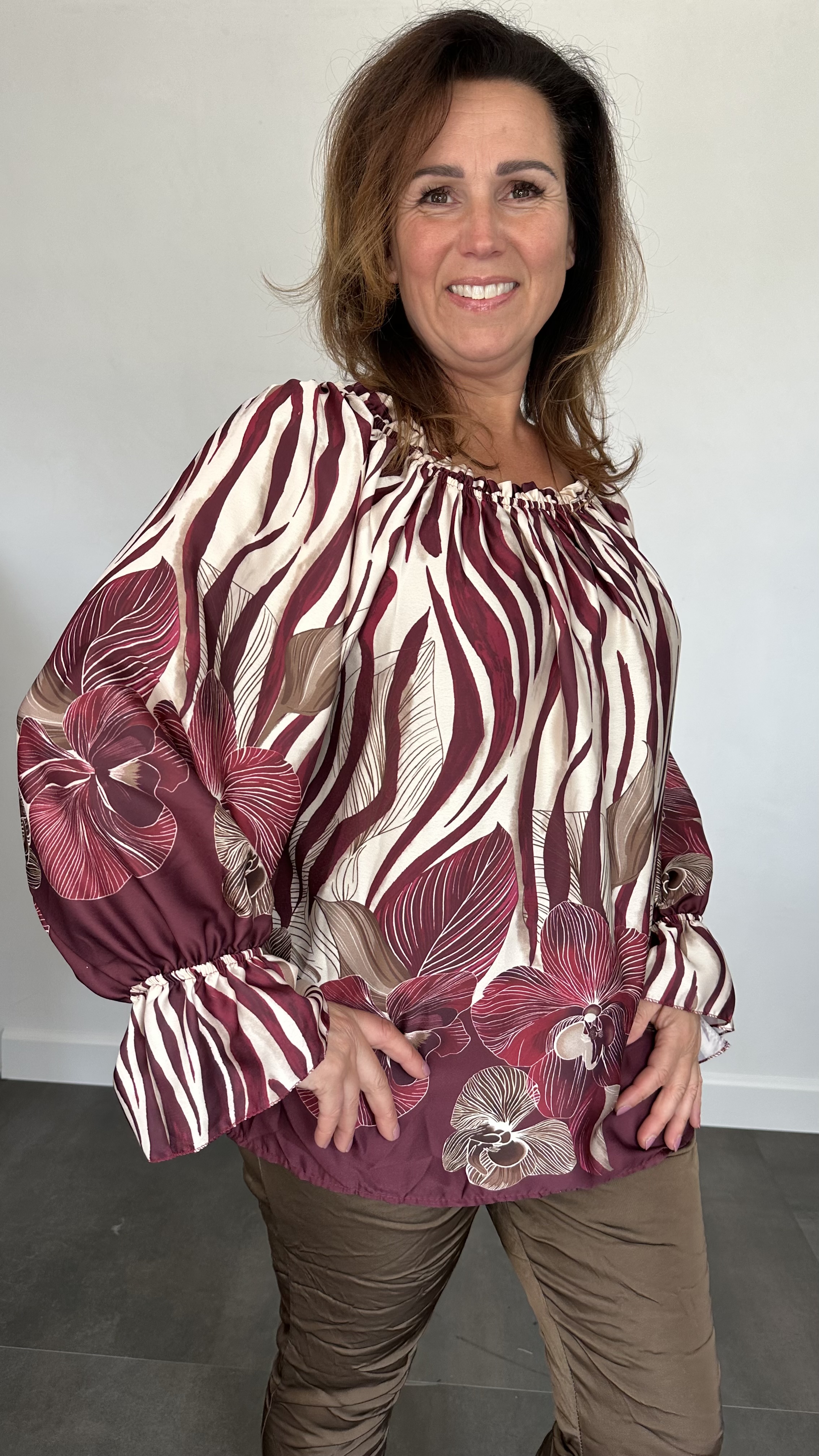 Satijnen blouse zebra/flowers bordeaux