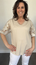 Shirt goldy met kanten pofmouw zand