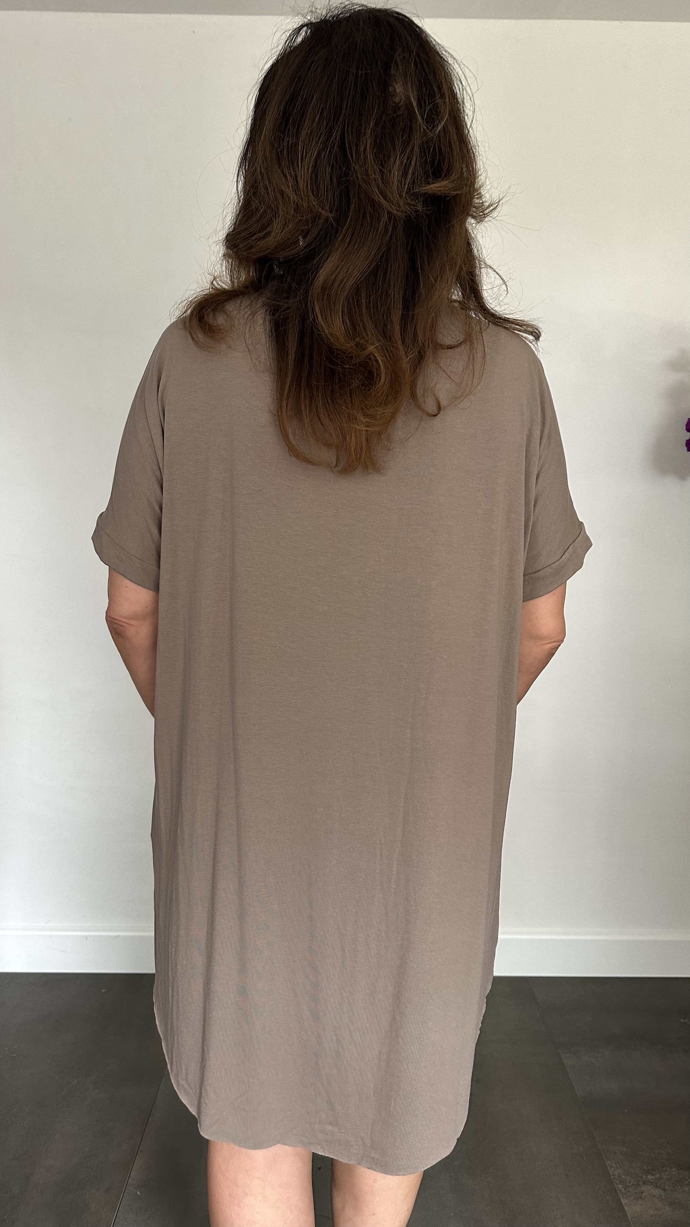 T-shirtjurk met ketting taupe