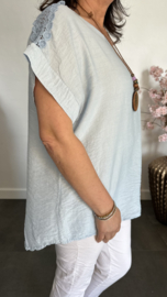 Shirt Nora kant +ketting IJsblauw