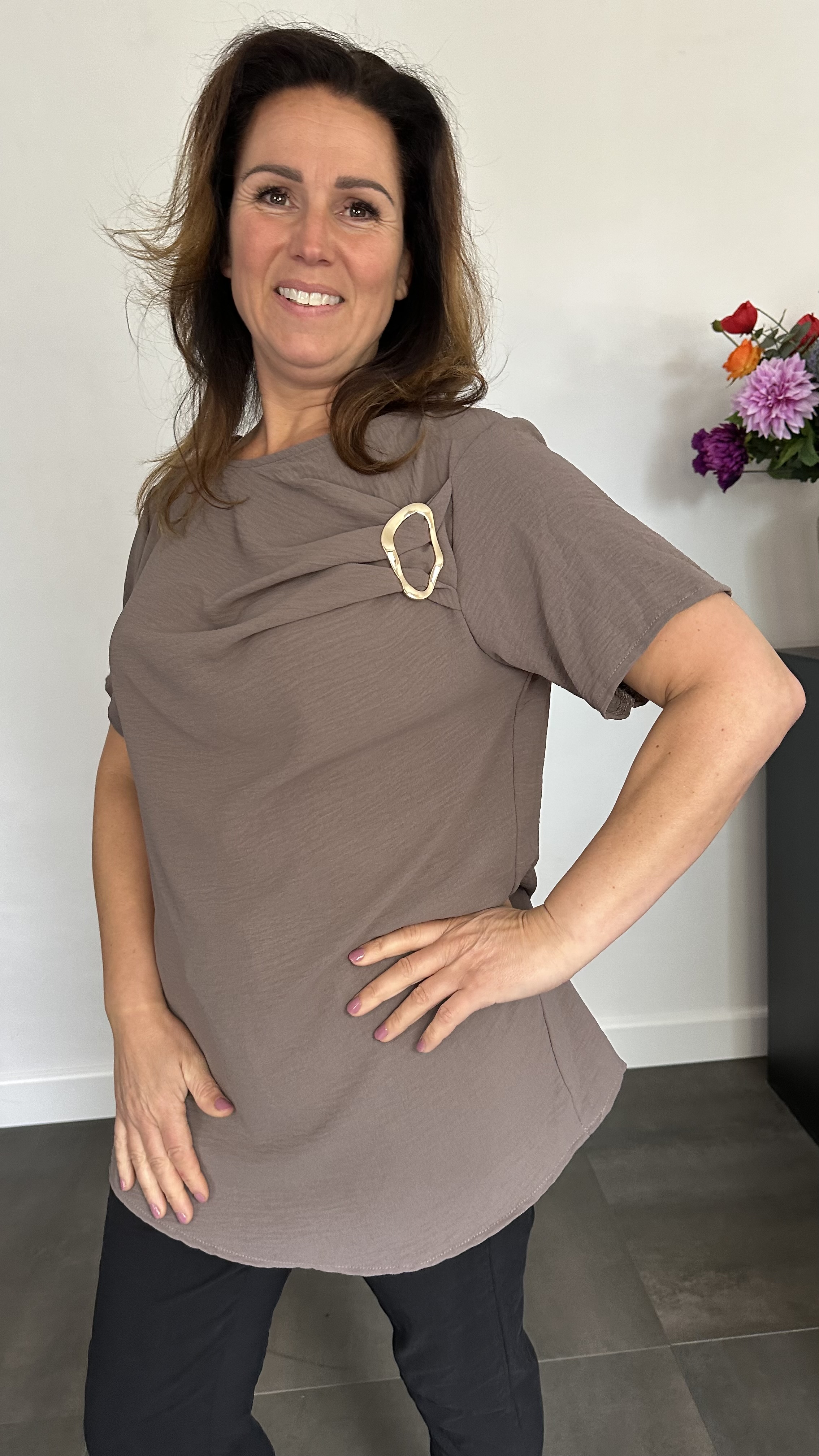 Crepe shirt met gesp taupe