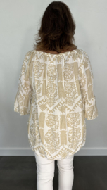 Blouse Athene met flared mouw en elastiek in de halslijn zand