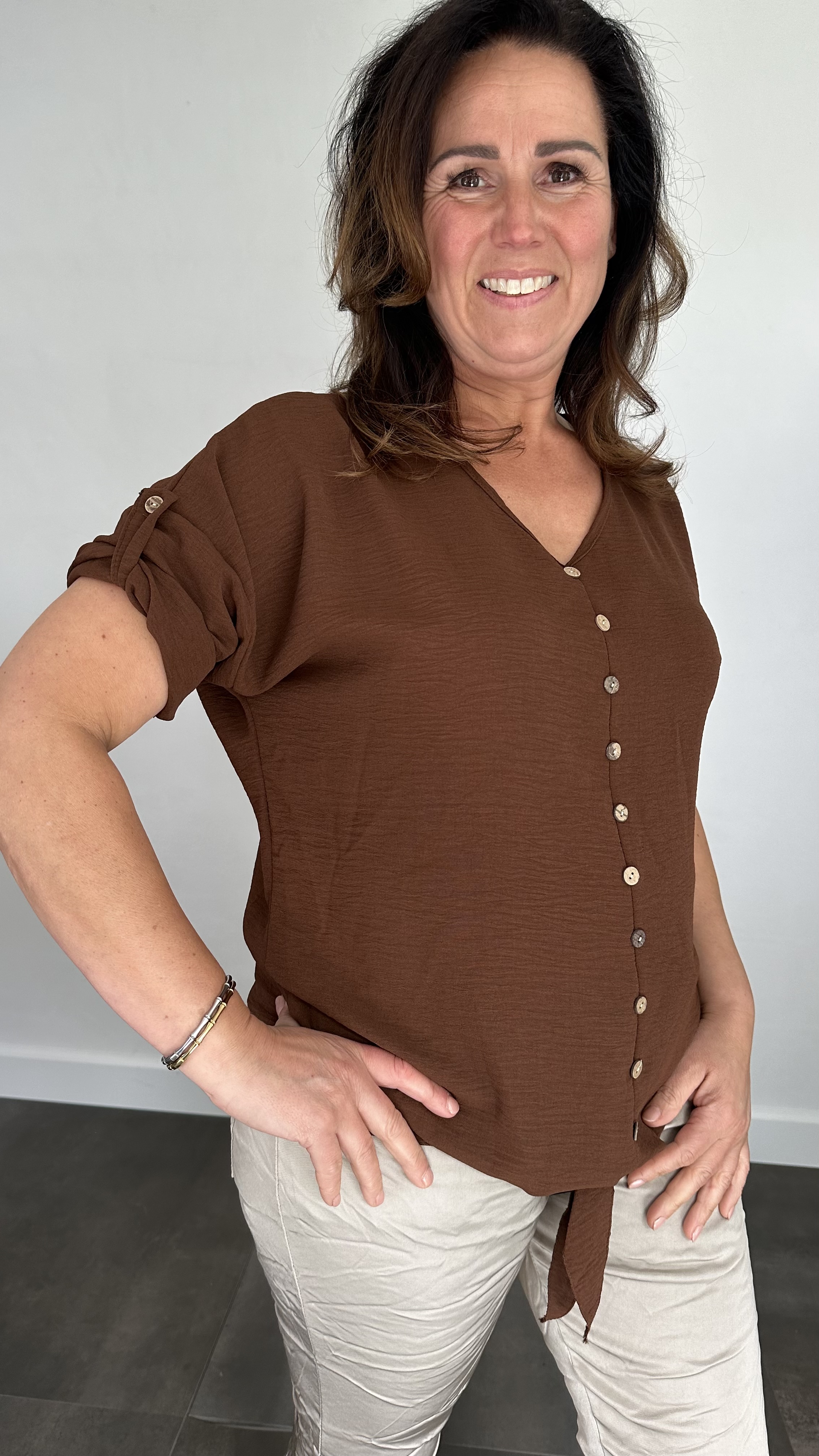 Blouse tessy met knoop donker bruin