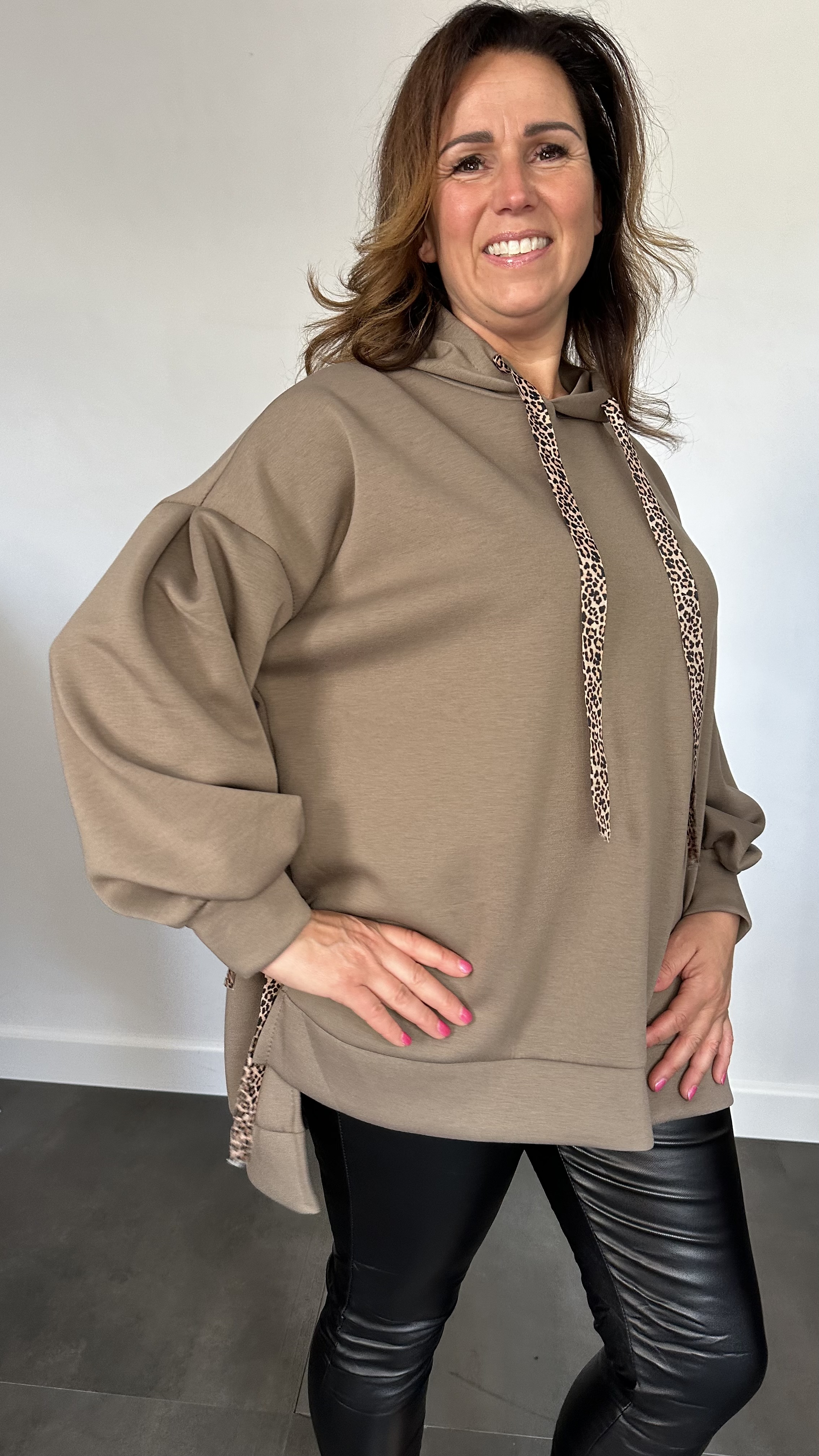 Sweater met capuchon en panter strikken taupe