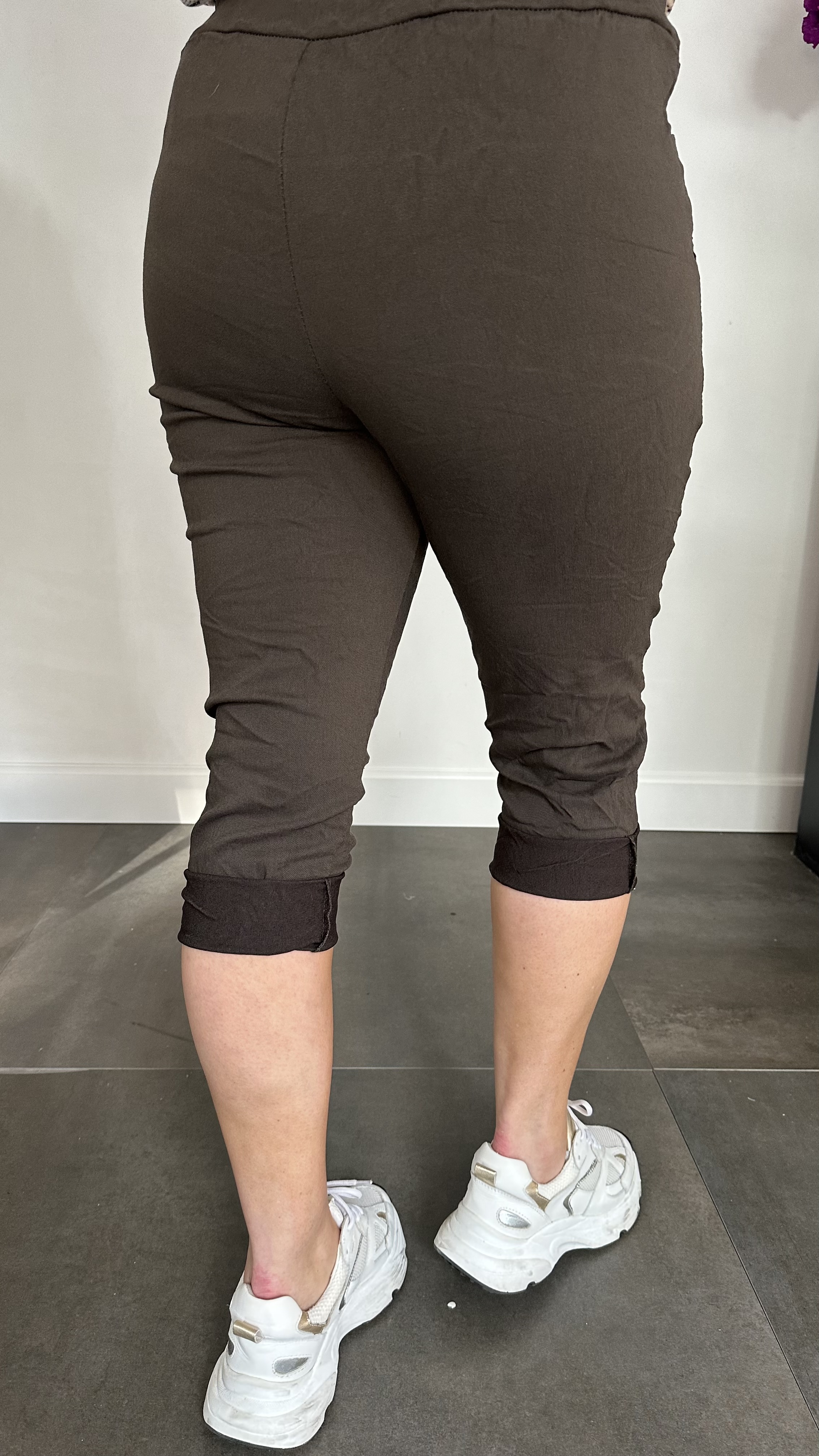 Comfy CAPRI joggjeans donker bruin +SIZE