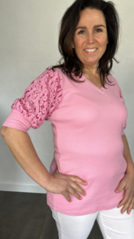Truitje met v-hals en kanten pofmouw pink