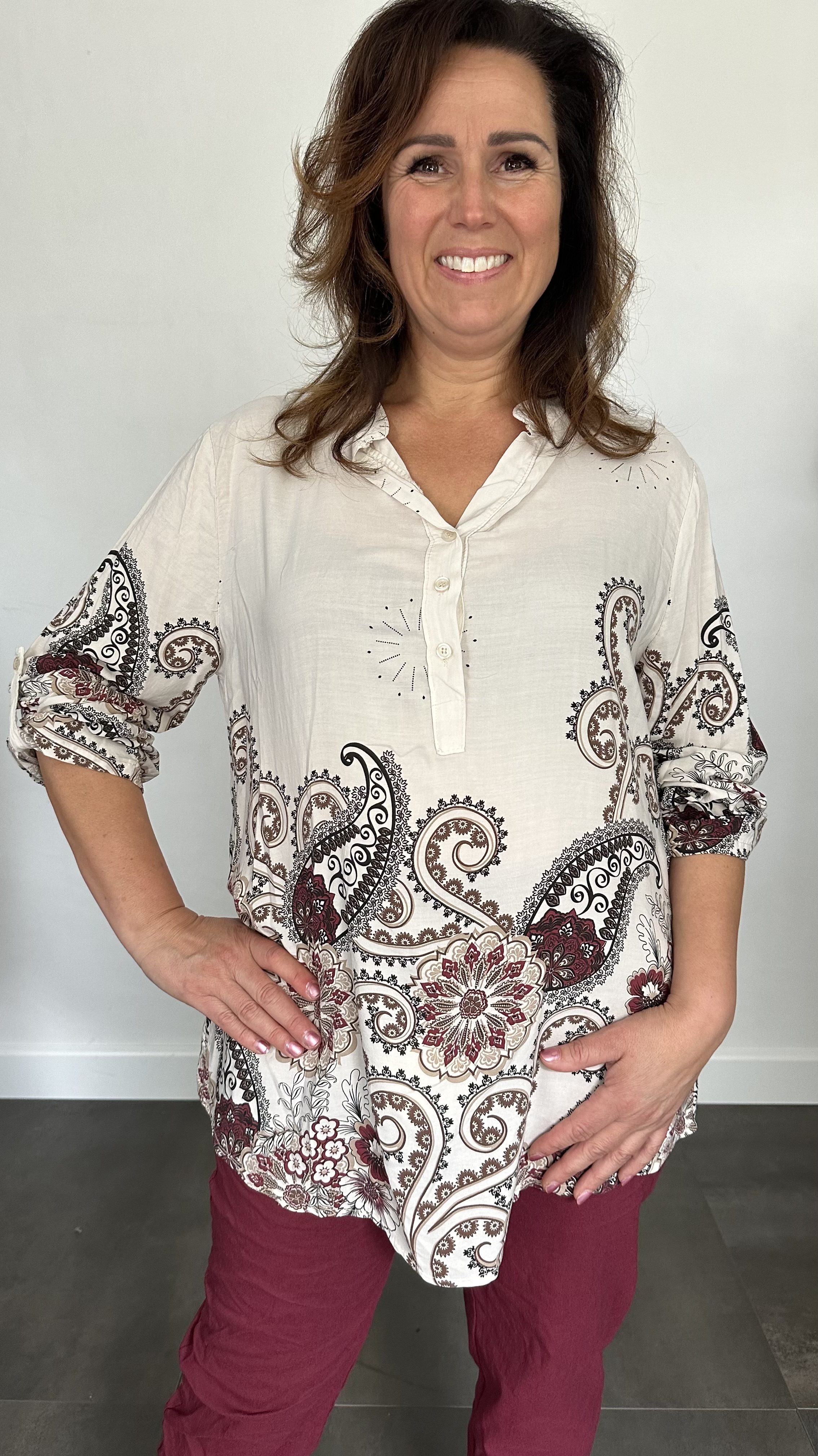 Blouse paisley met knoopjes zand/wijnrood