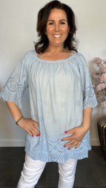 Broderie top Aurora ijsblauw