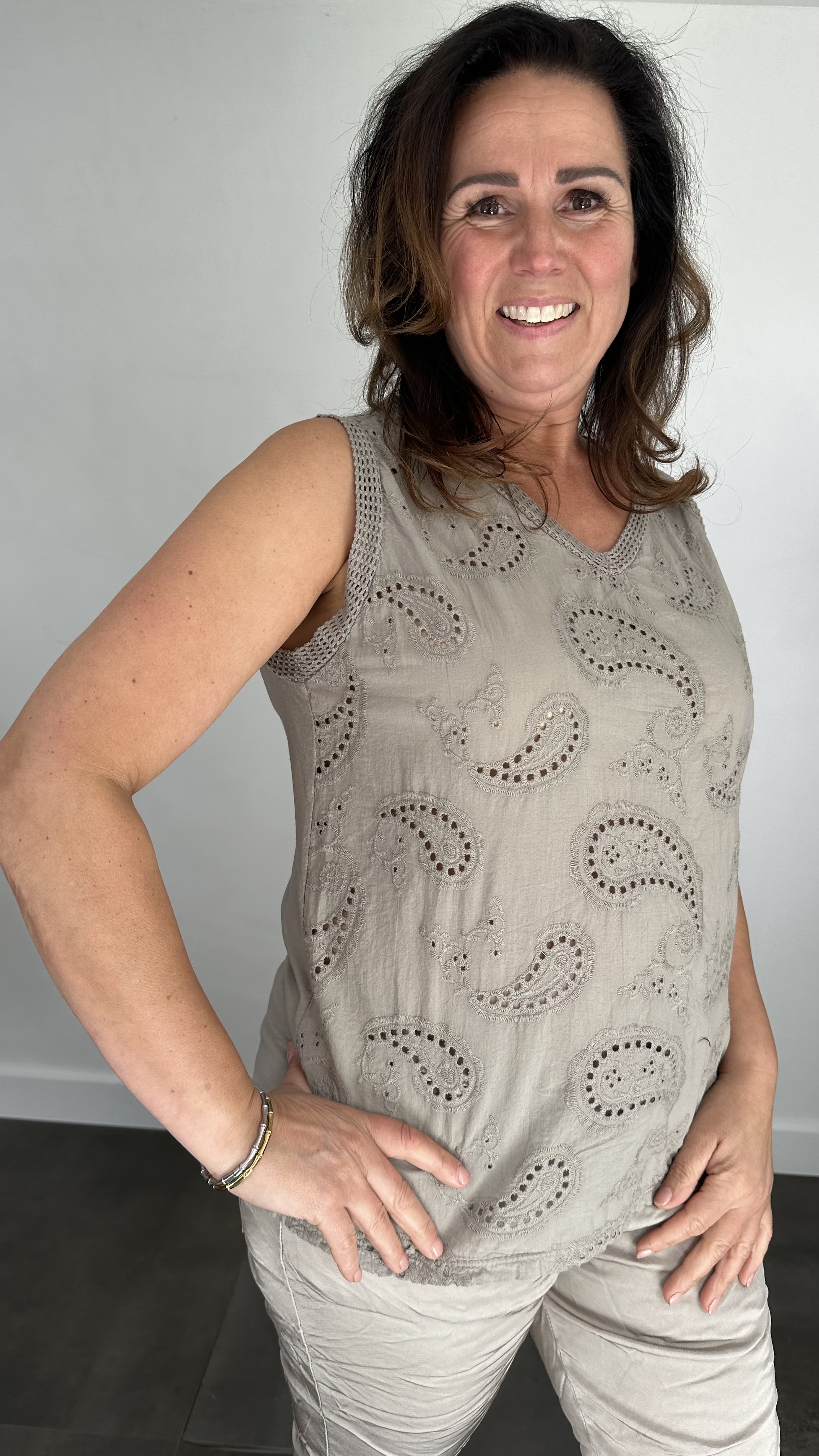Mouwloze top broderie taupe