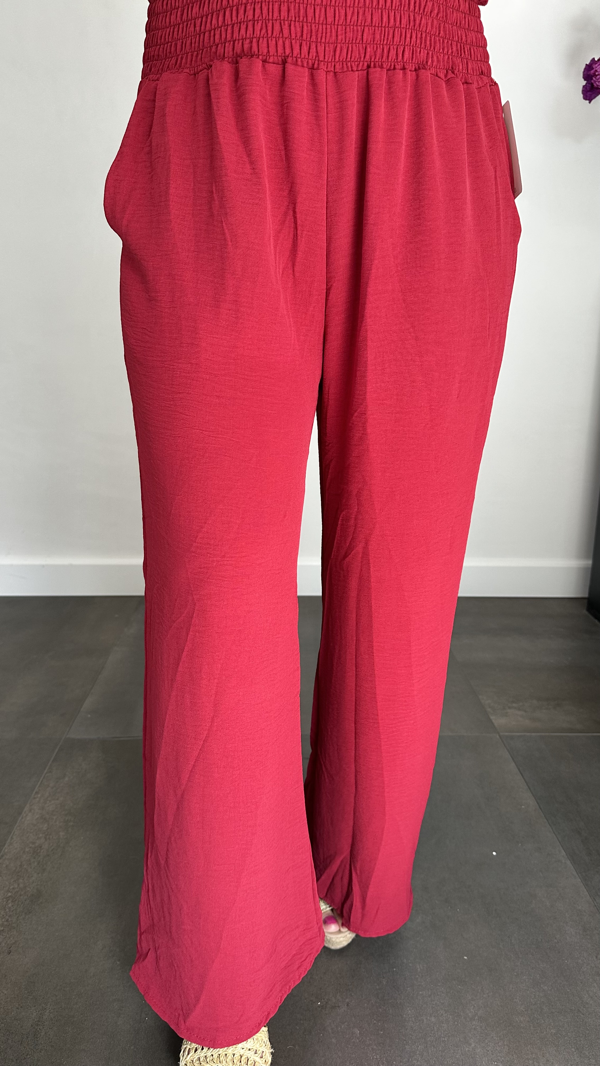 Crepe broek met gesmokte tailleband bordeaux