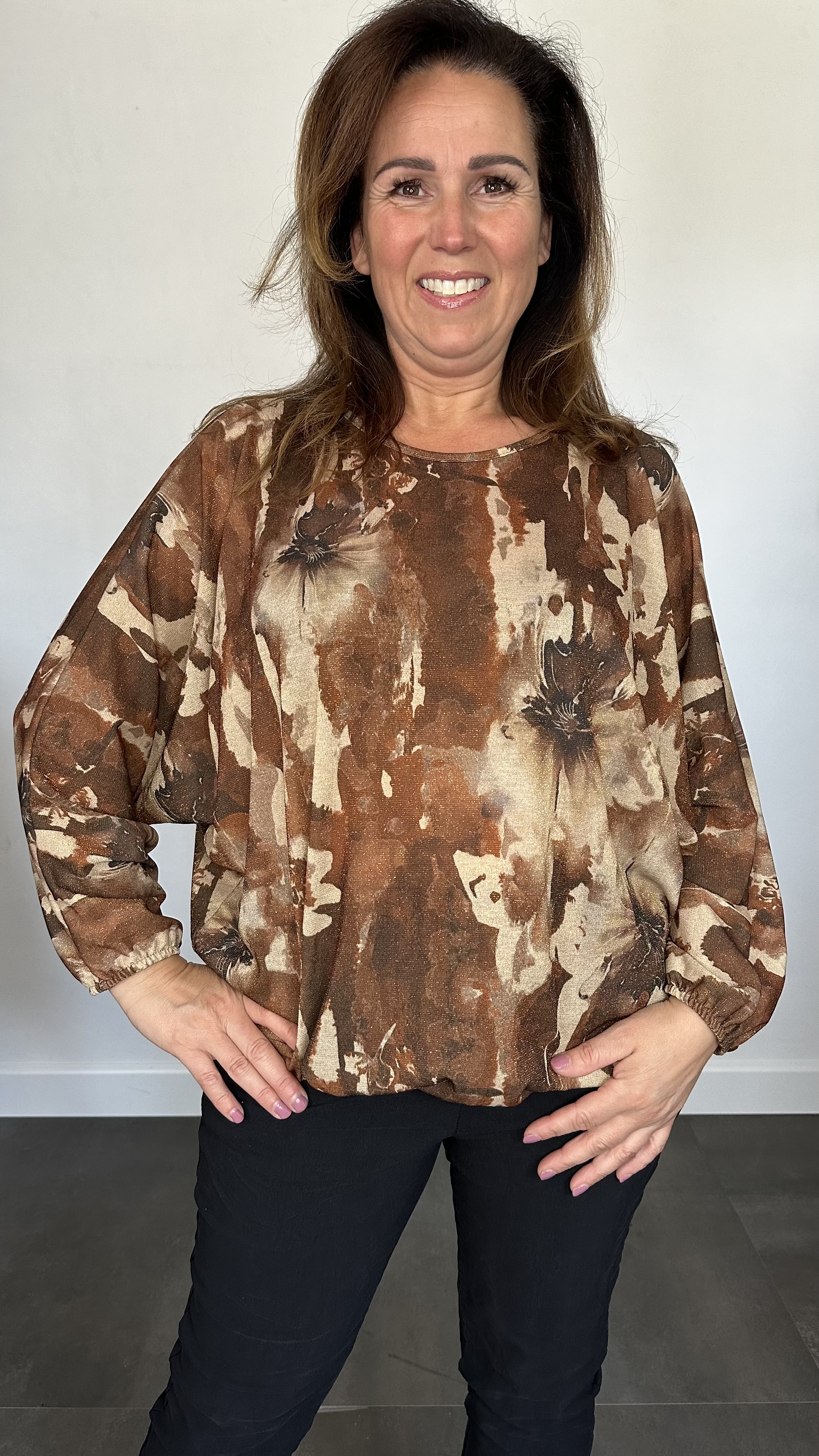 Glitter top met elastiek marble flower cognac/bruin