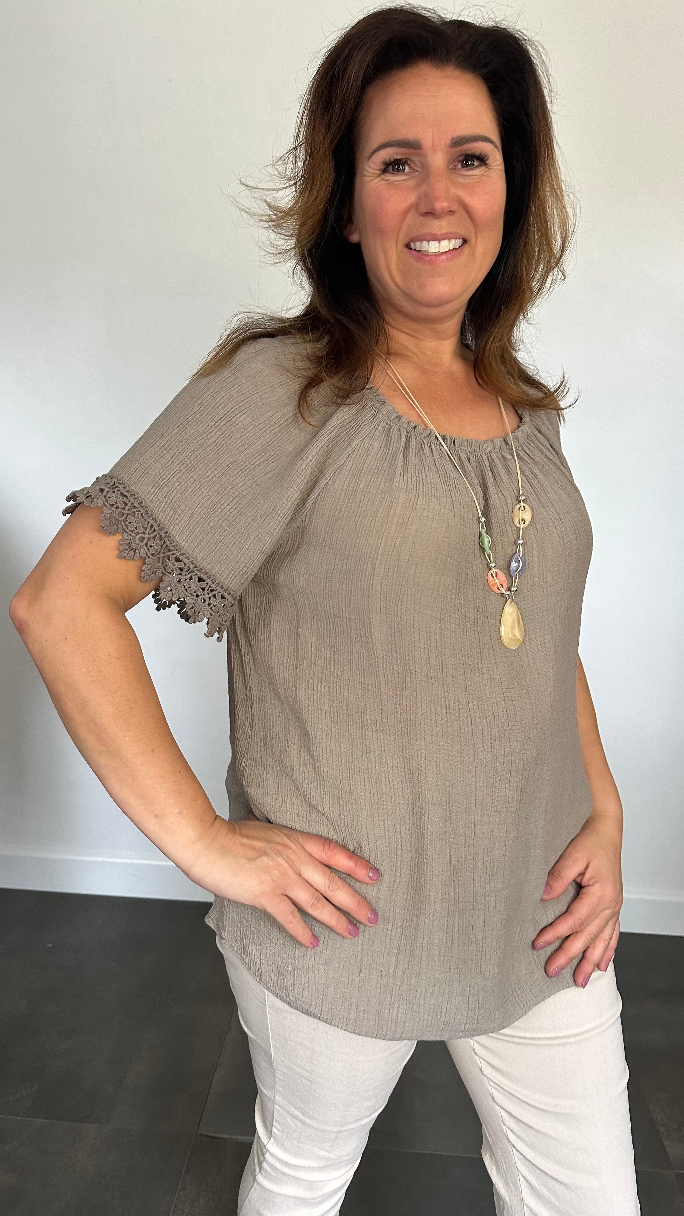 Crinkle shirt met kant taupe