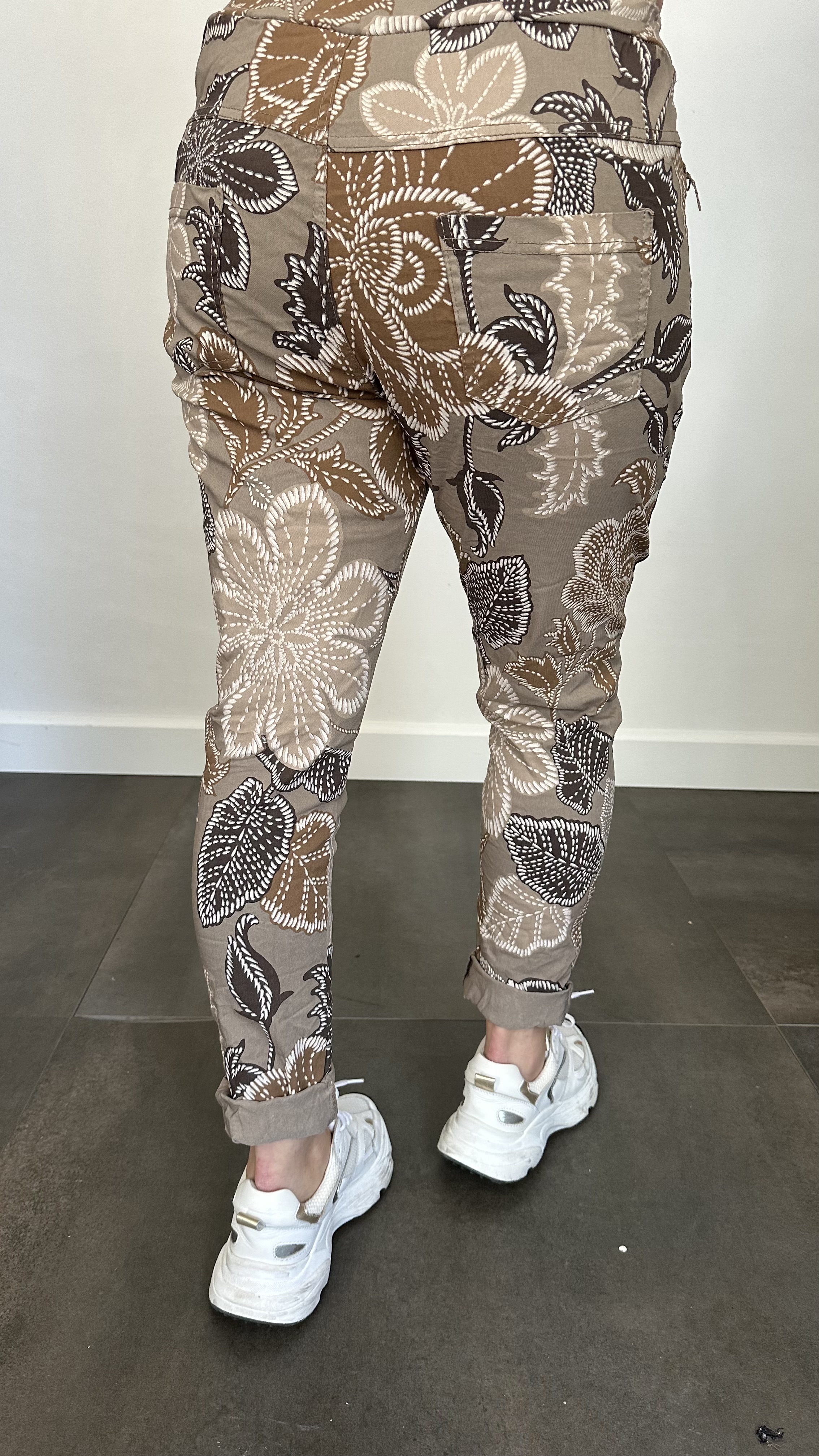 Joggjeans Feline gebloemd taupe