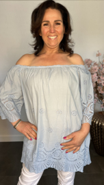Broderie top Aurora ijsblauw