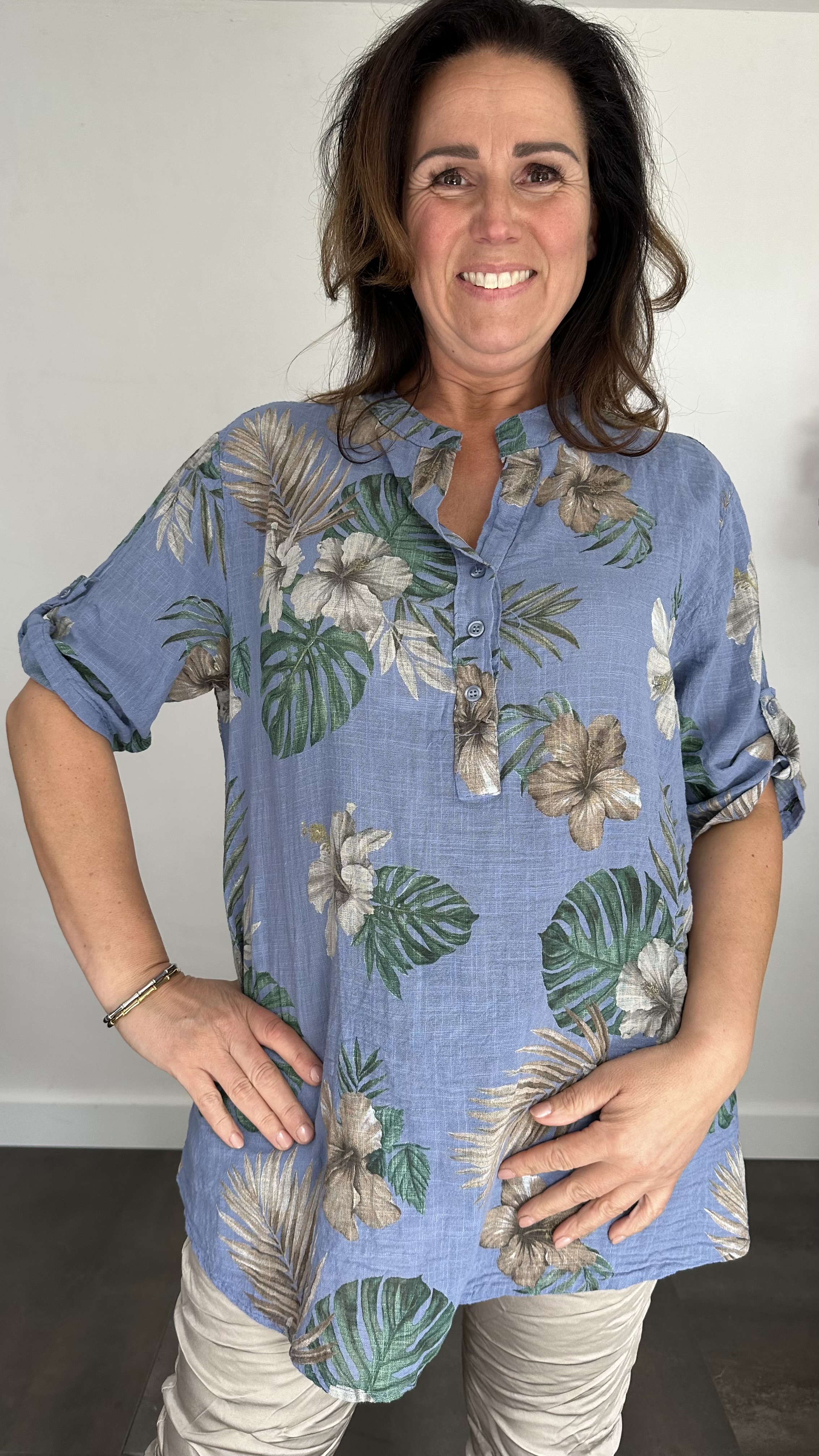 Linnenlook blouse hibiscus jeans blauw