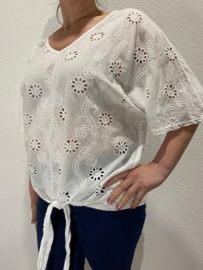 Broderie top met knoop wit