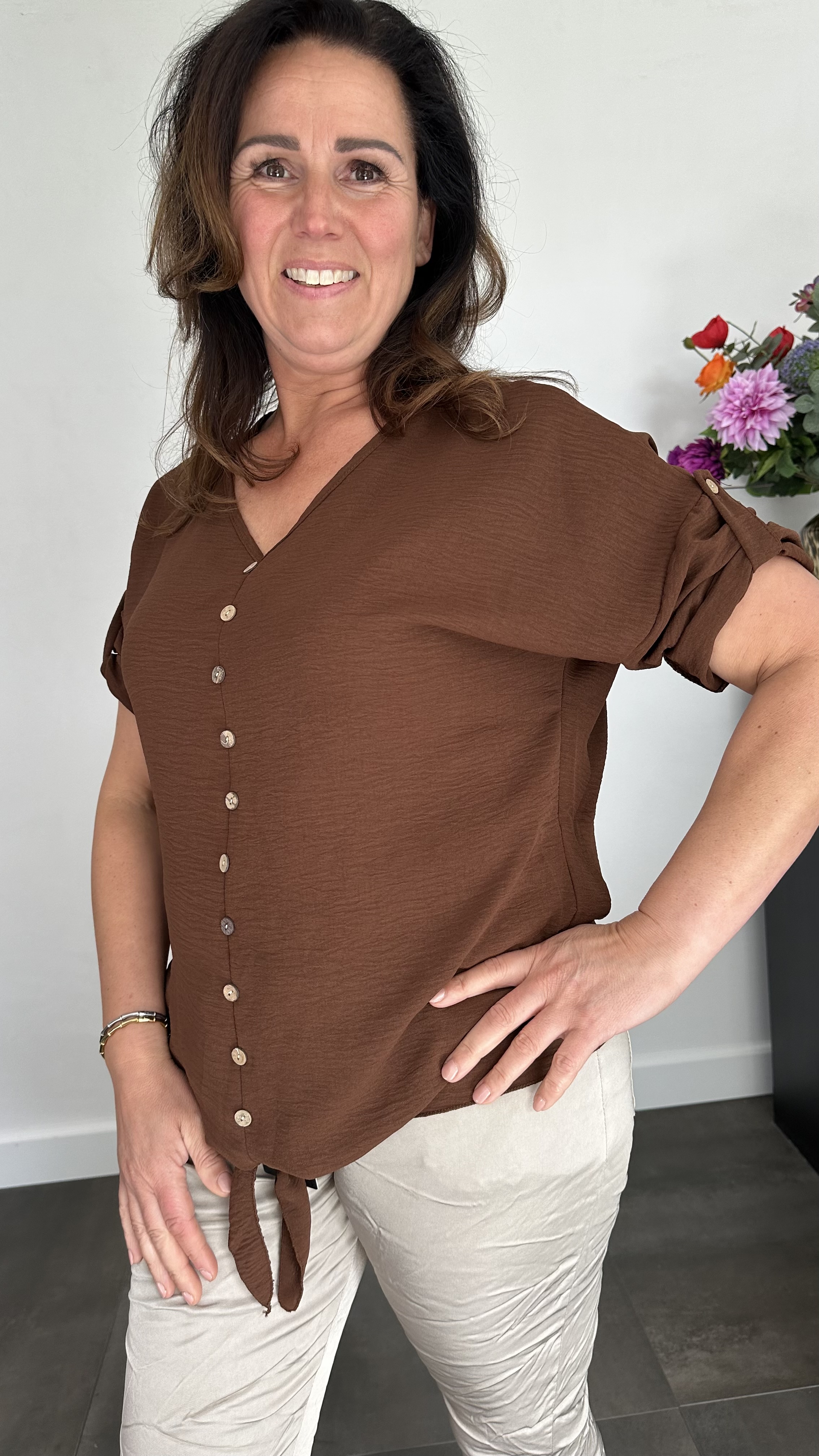 Blouse tessy met knoop donker bruin