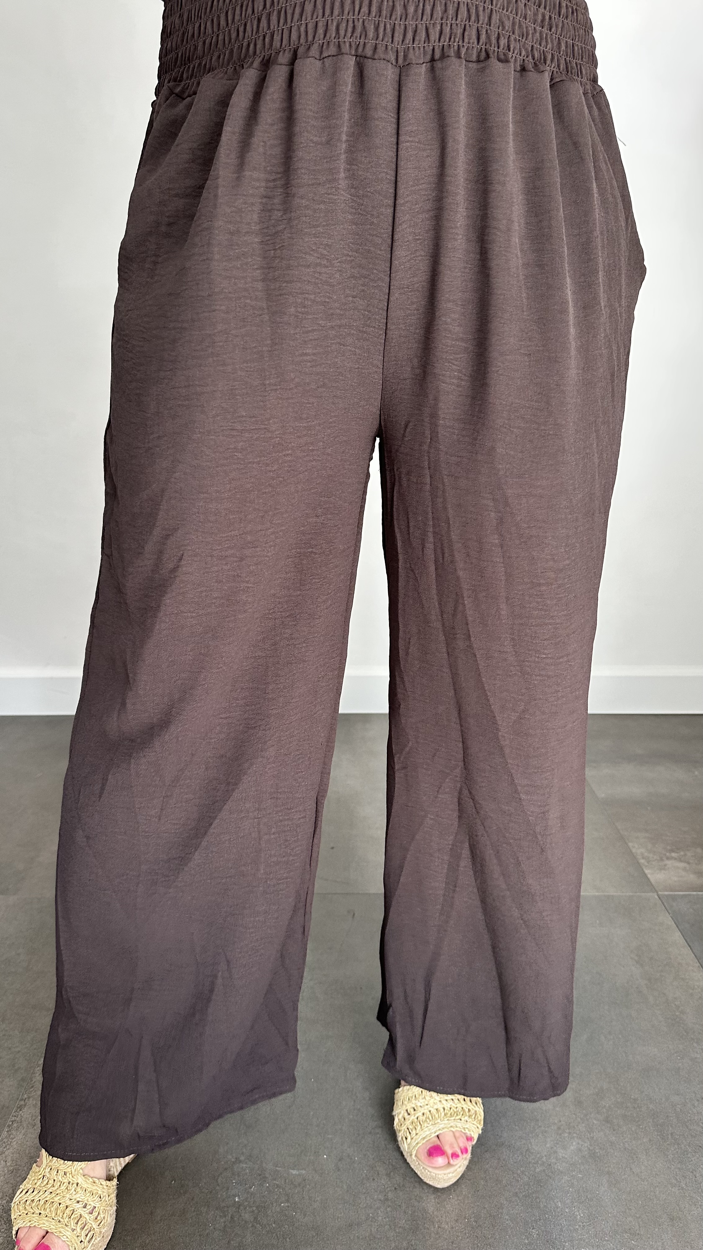 Crepe broek met gesmokte tailleband donker bruin