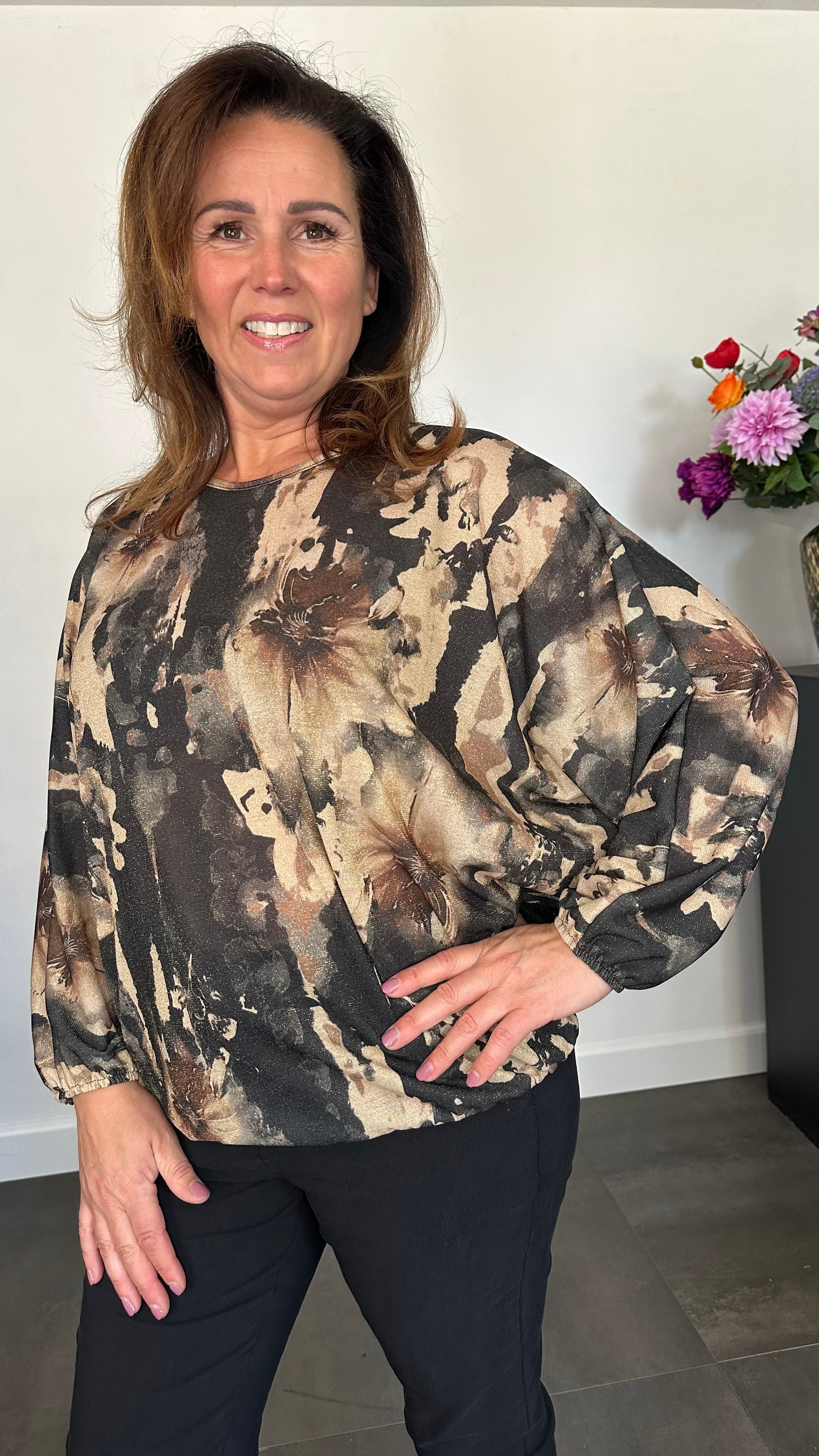 Top met elastiek marble flower zwart/bruin