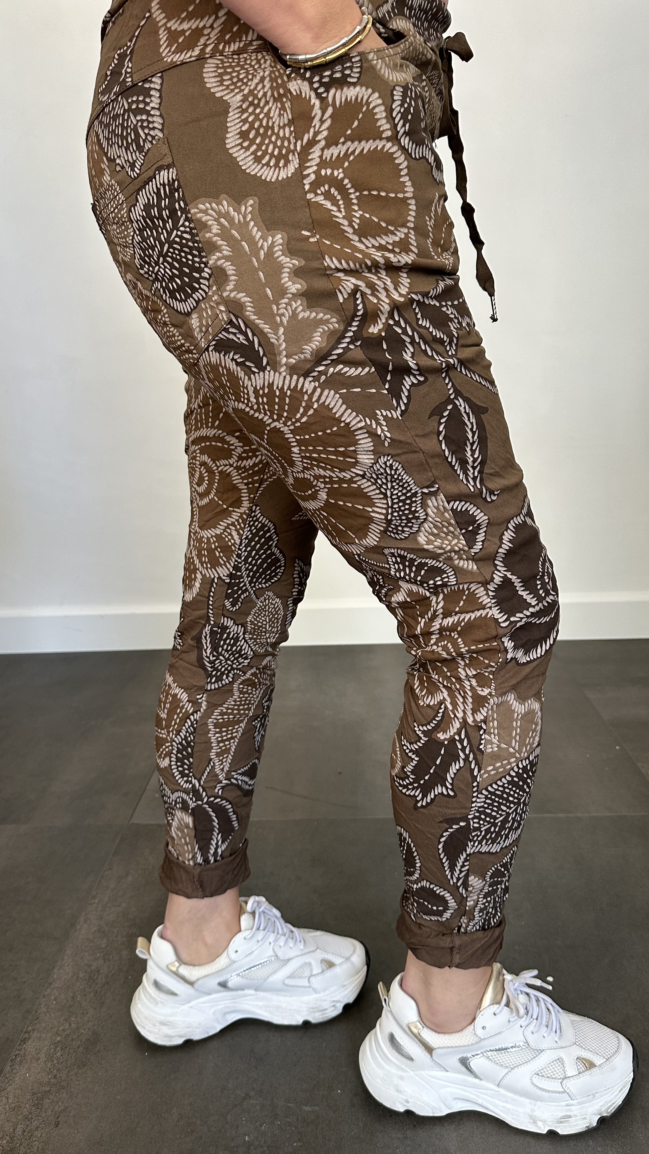Joggjeans Feline gebloemd donker bruin