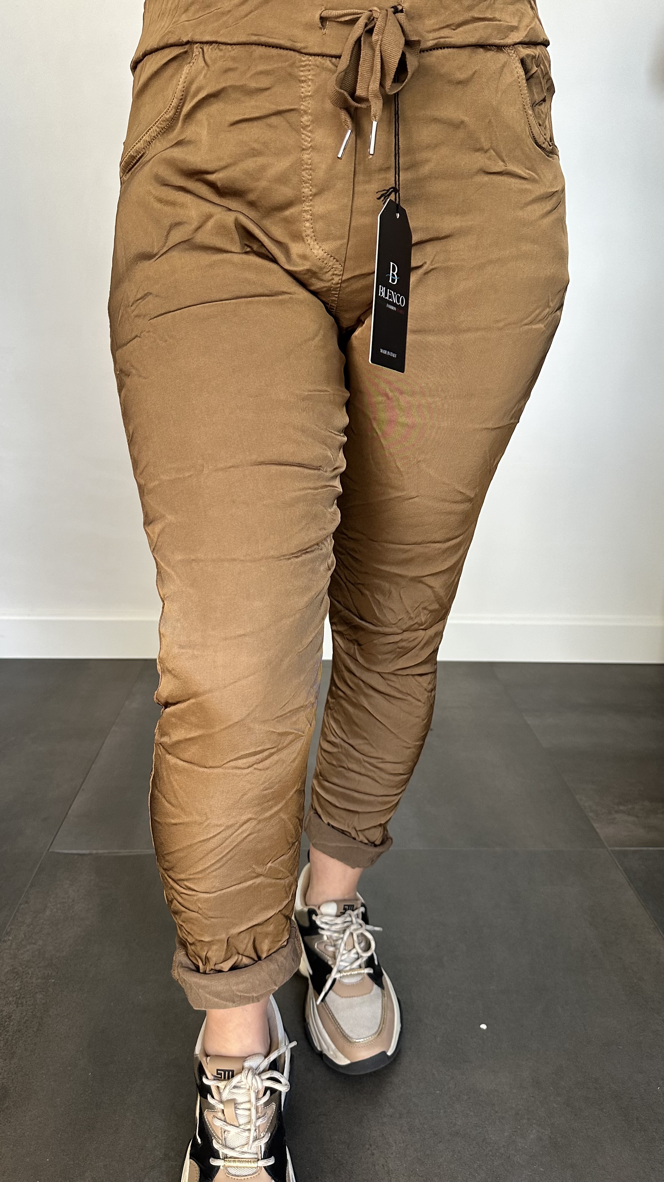 Joggjeans met glans cognac