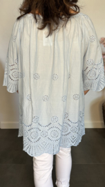Broderie top Aurora ijsblauw