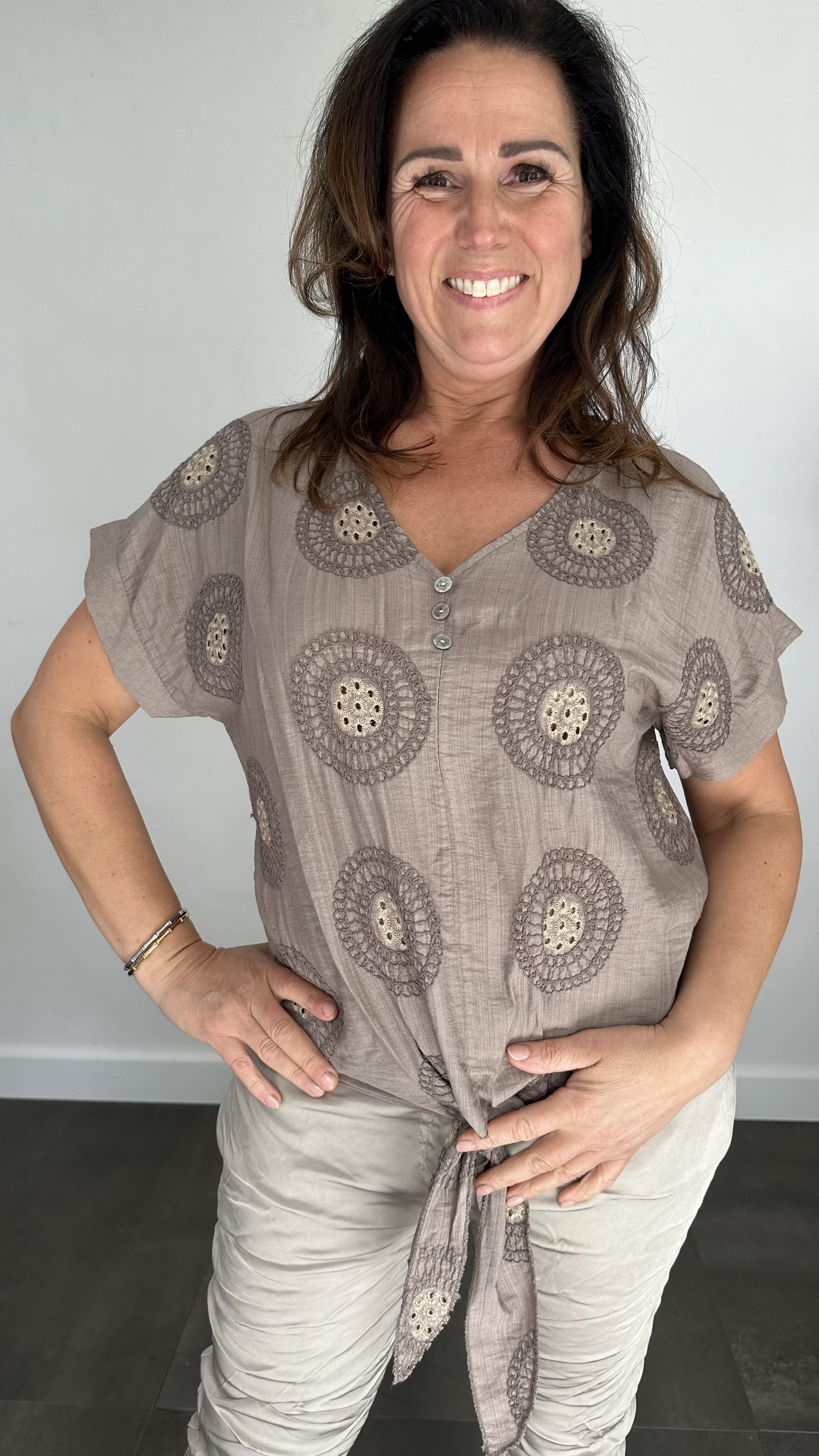 Top met knoop geborduurd taupe