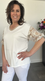 Shirt goldy met kanten pofmouw ecru