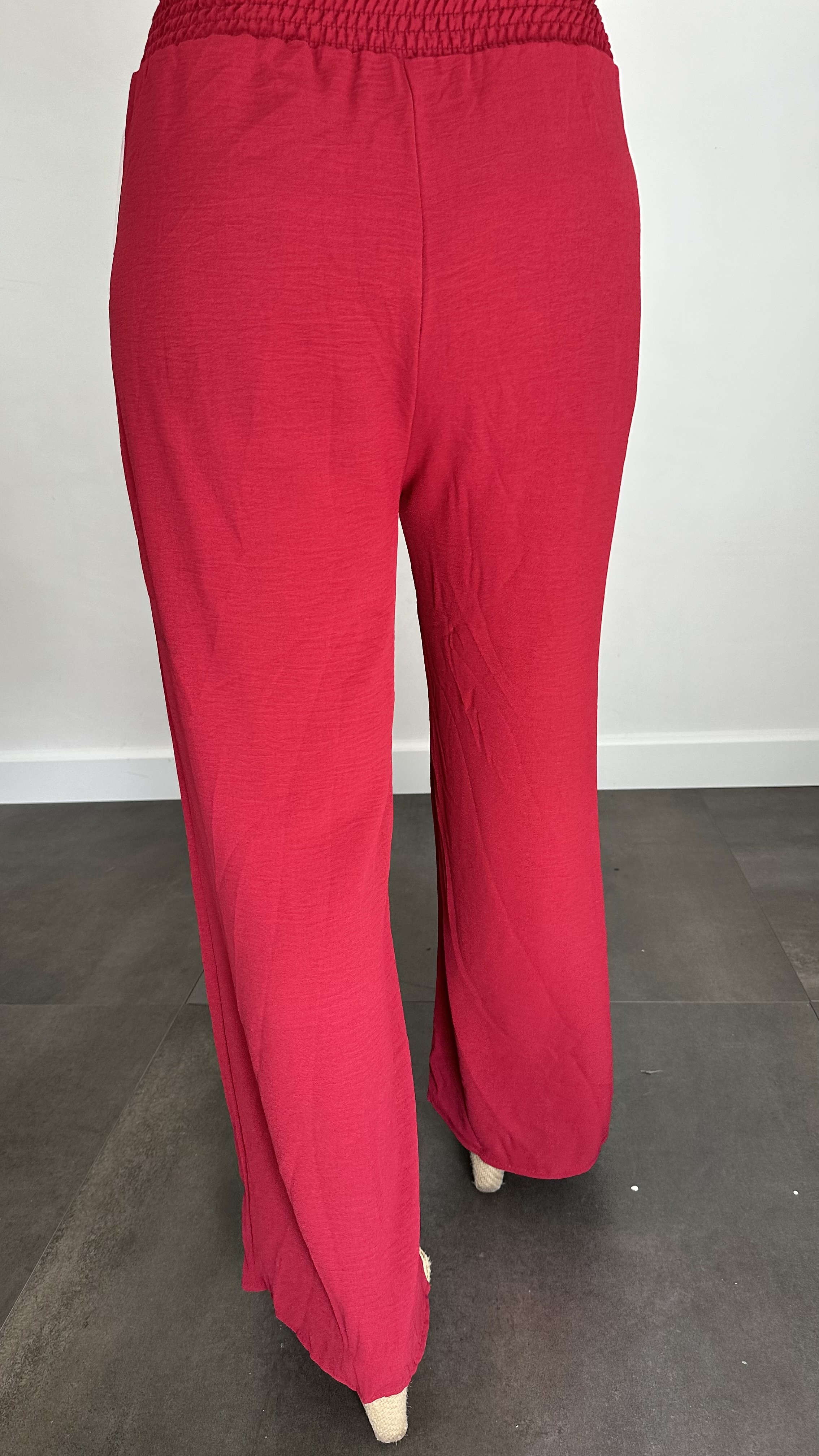 Crepe broek met gesmokte tailleband bordeaux