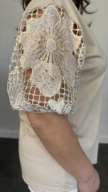 Shirt goldy met kanten pofmouw zand