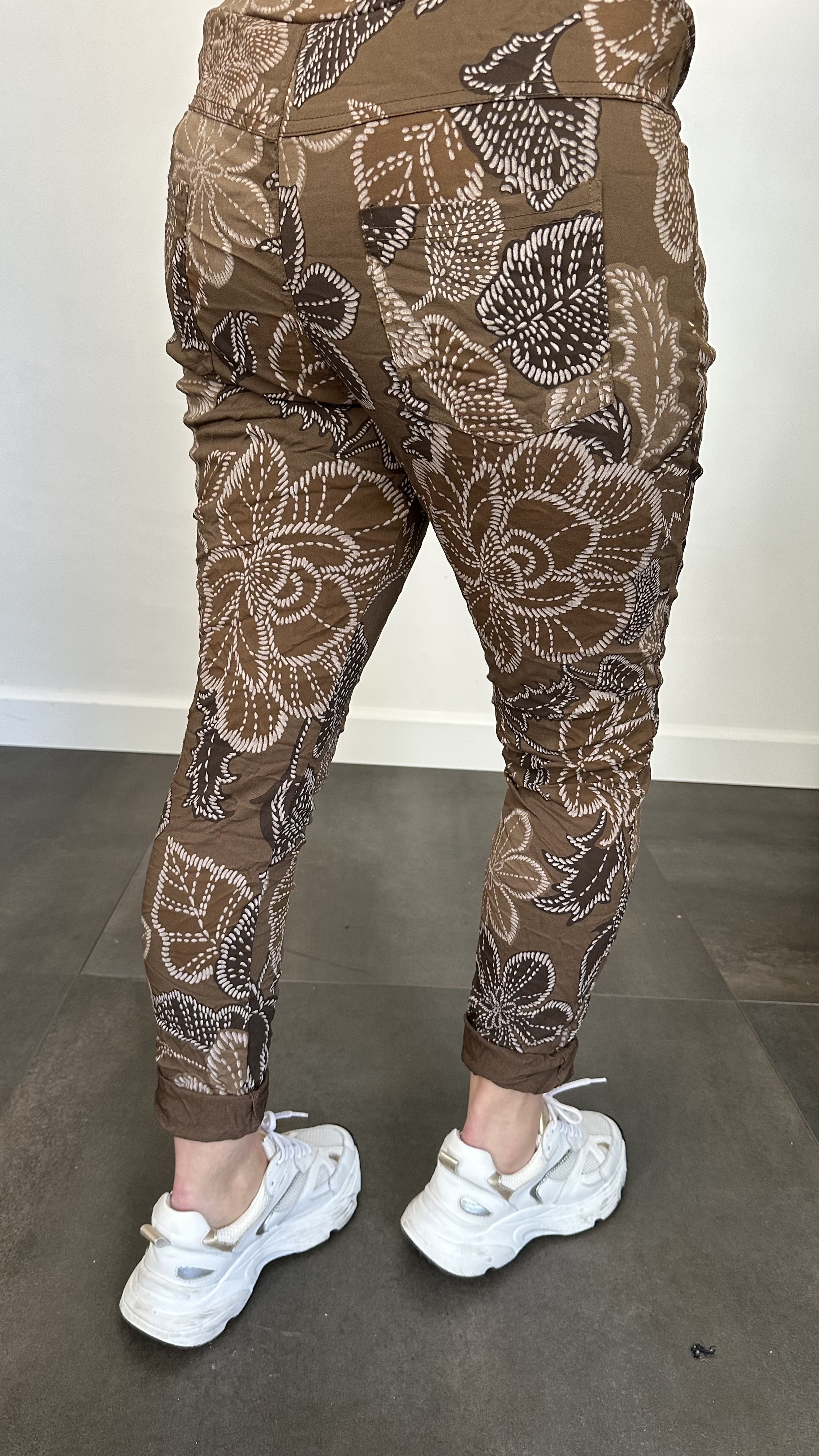 Joggjeans Feline gebloemd donker bruin