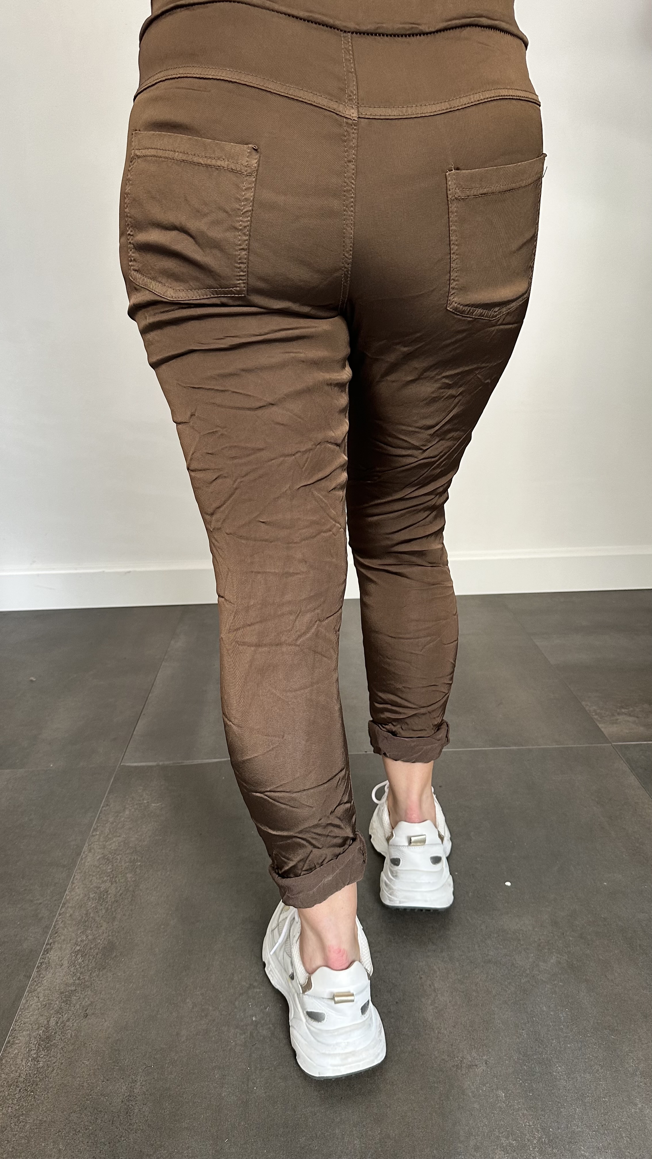 Joggjeans met glans donker bruin
